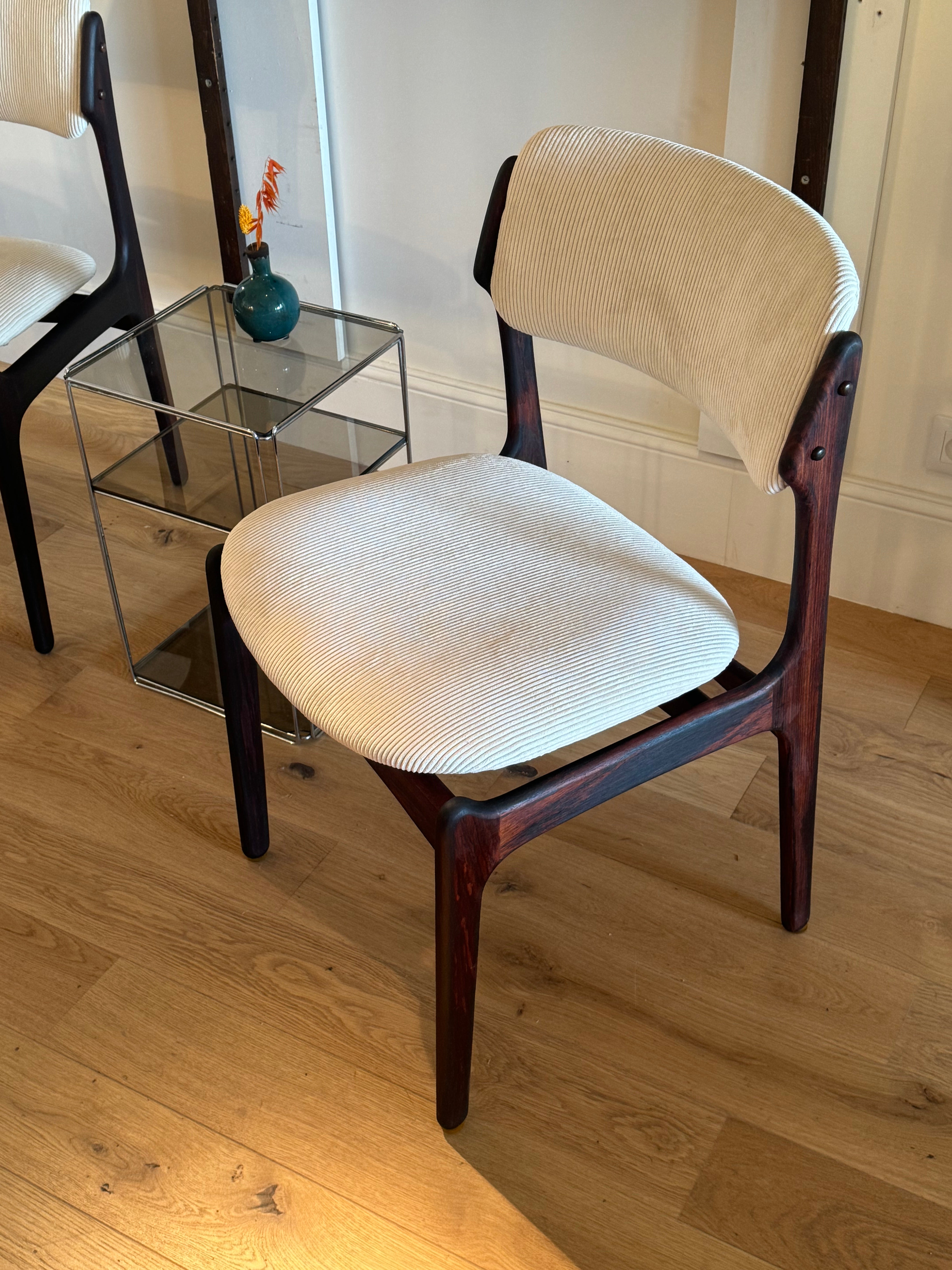 Paire de chaises scandinaves vintage Erik Buch modèle 49 en velours crème