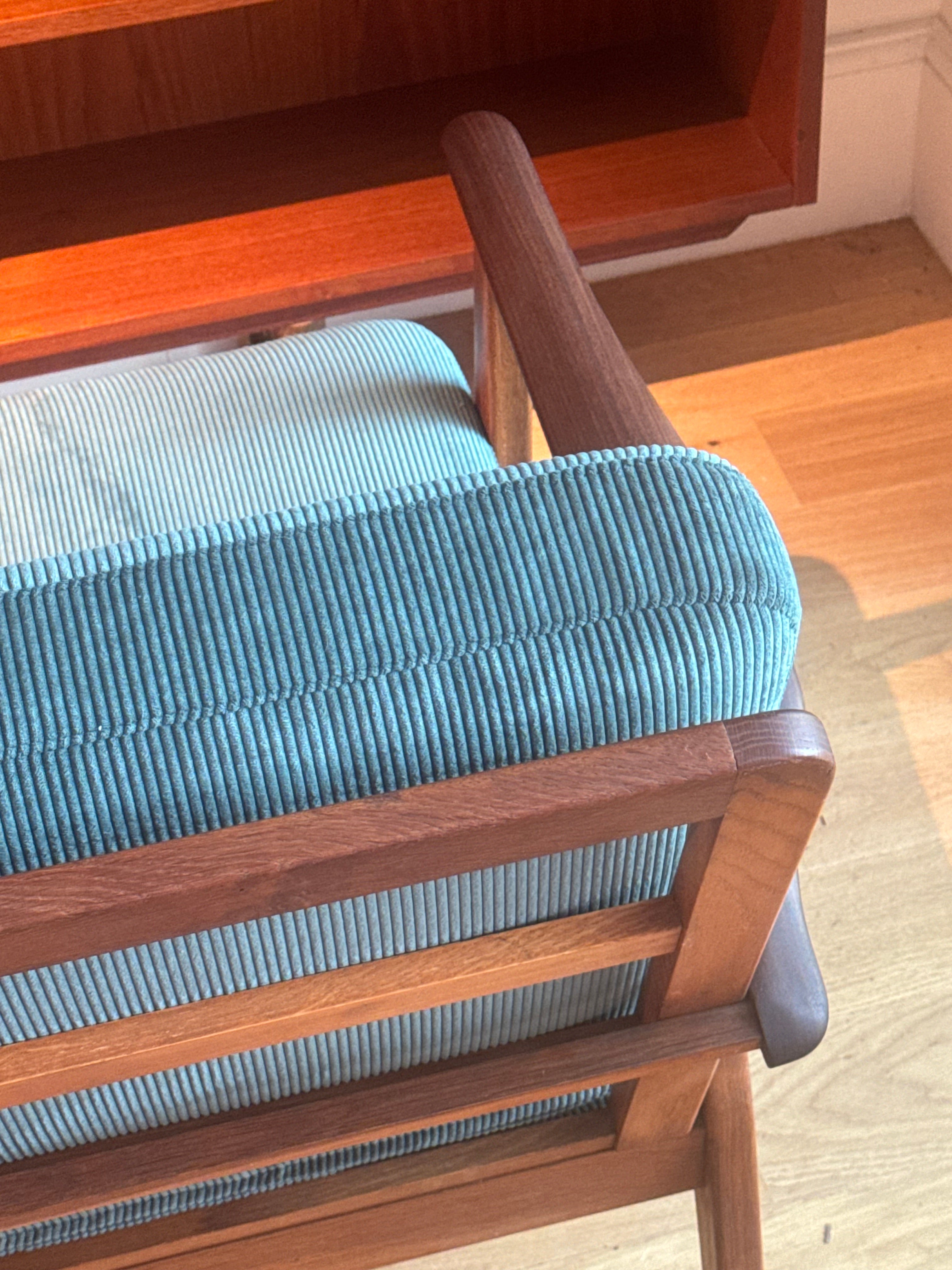 Fauteuil scandinave vintage en teck et velours petites côtes bleu canard – "Eirik"