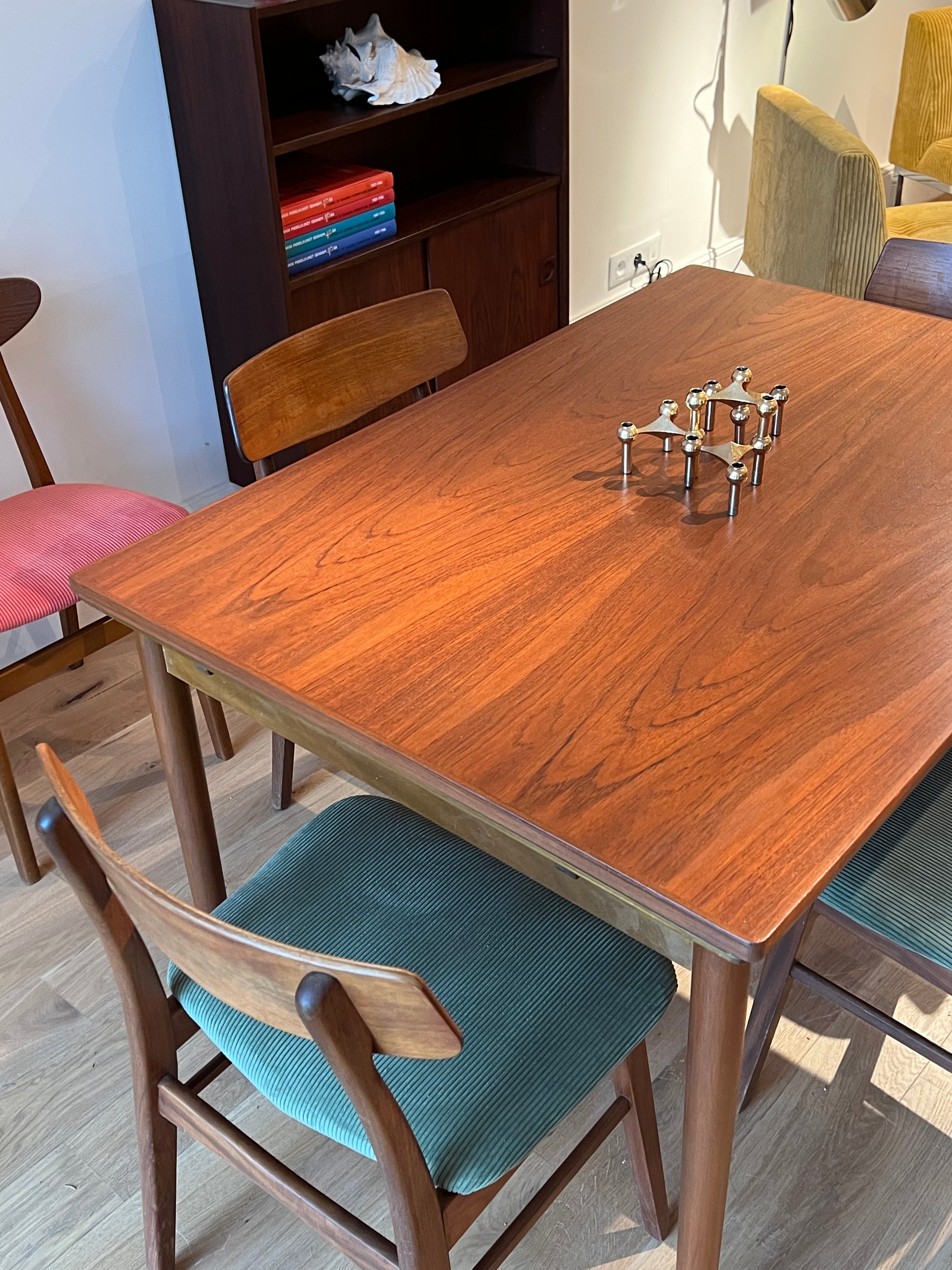 Suite de 4 chaises scandinaves en teck – Modèle « Kristin » – Années 60