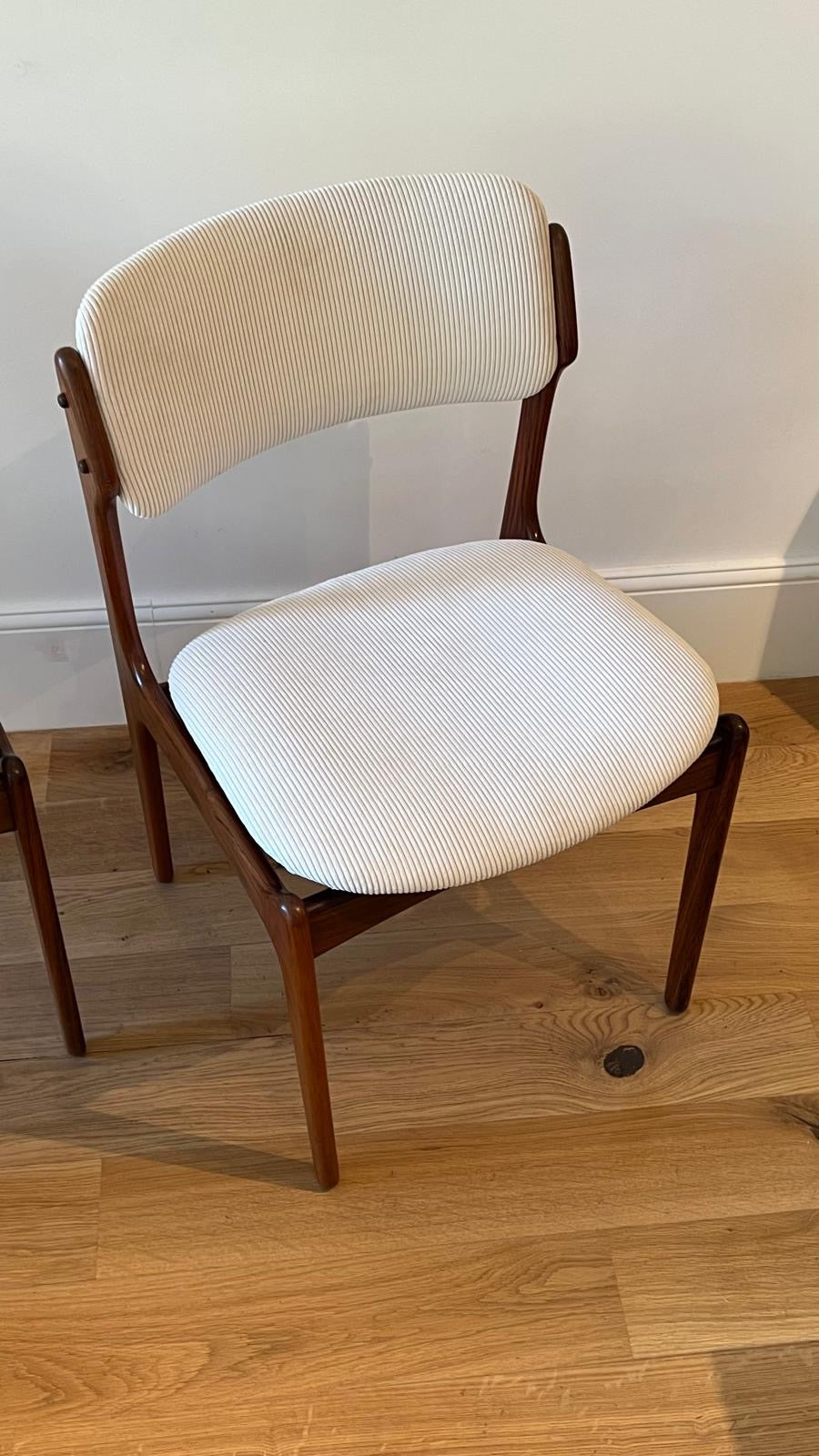 Paire de chaises scandinaves vintage Erik Buch modèle 49 en velours crème