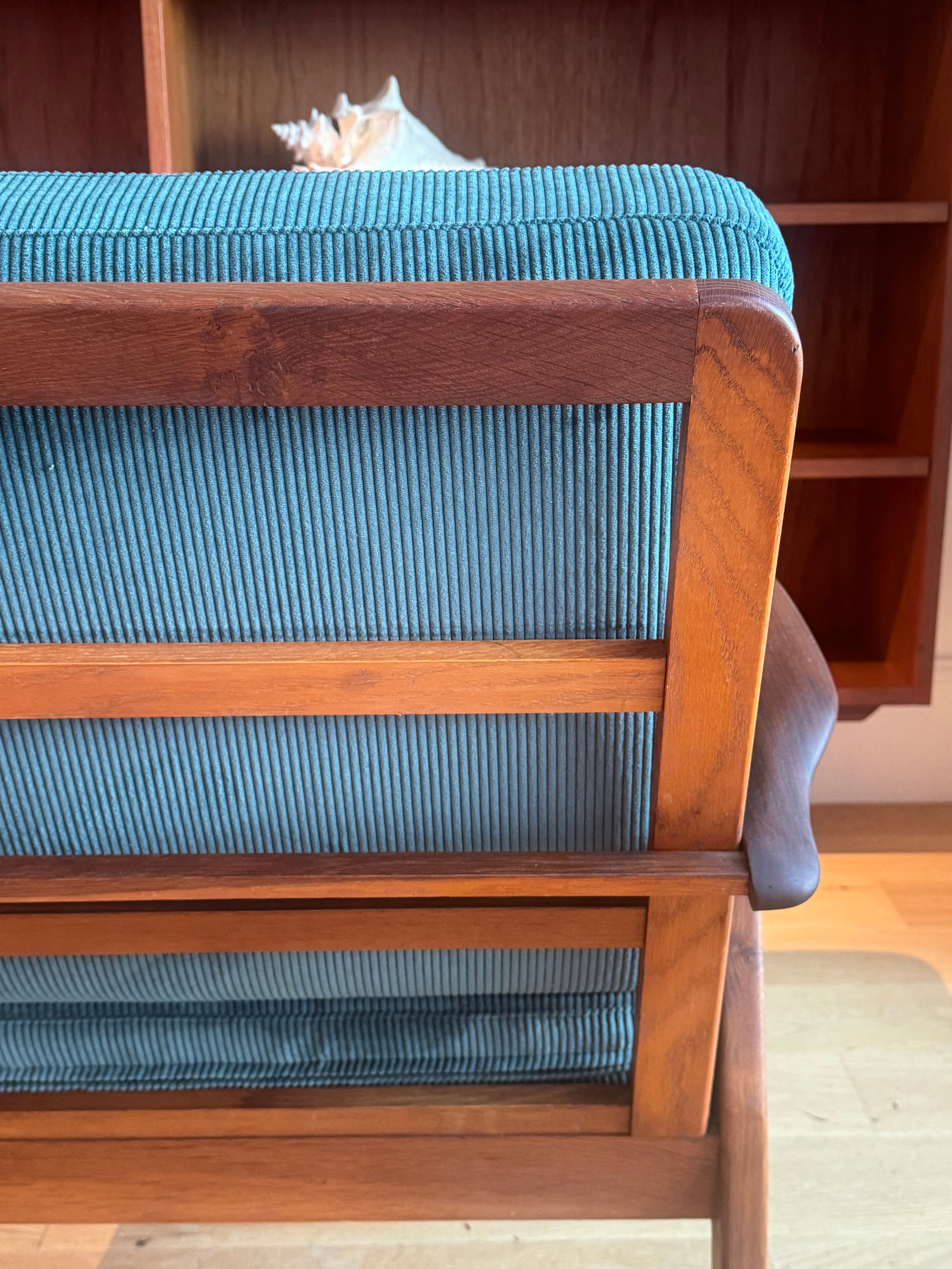 Fauteuil scandinave vintage en teck et velours petites côtes bleu canard – "Eirik"