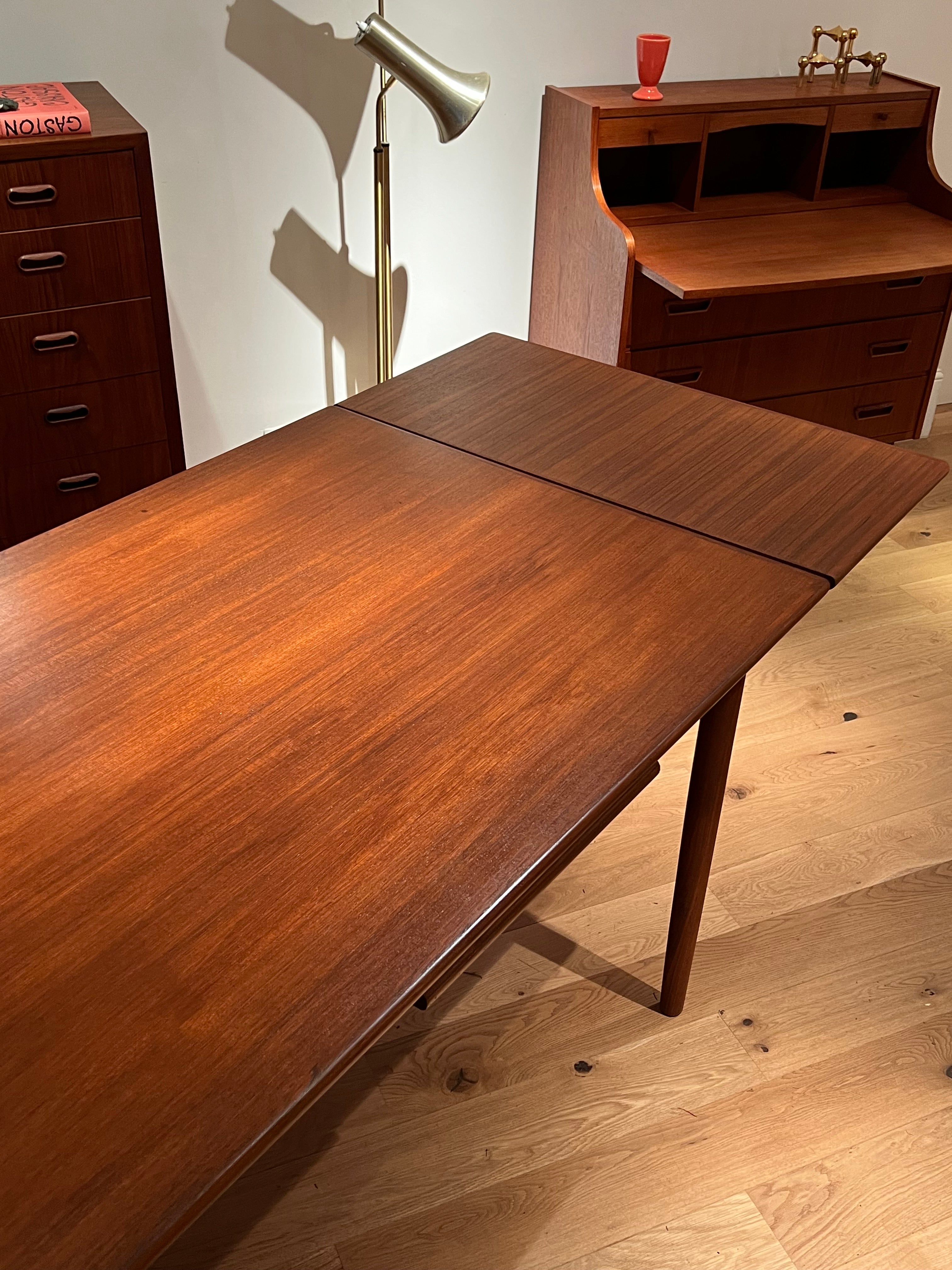 Table de salle à manger scandinave vintage en teck "Tilta"