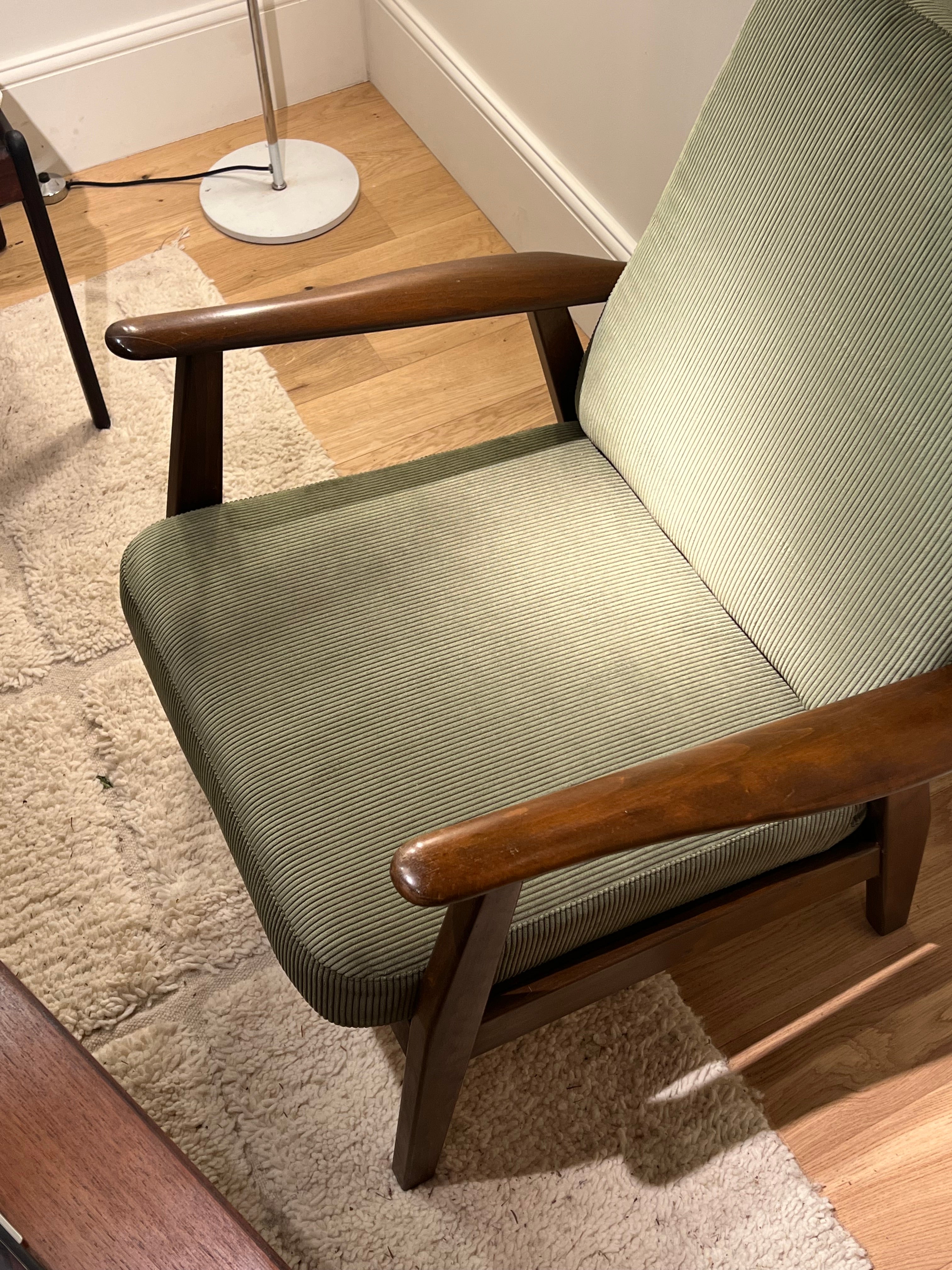 Fauteuil scandinave vintage en teck et velours petites côtes vert – "Alrik"