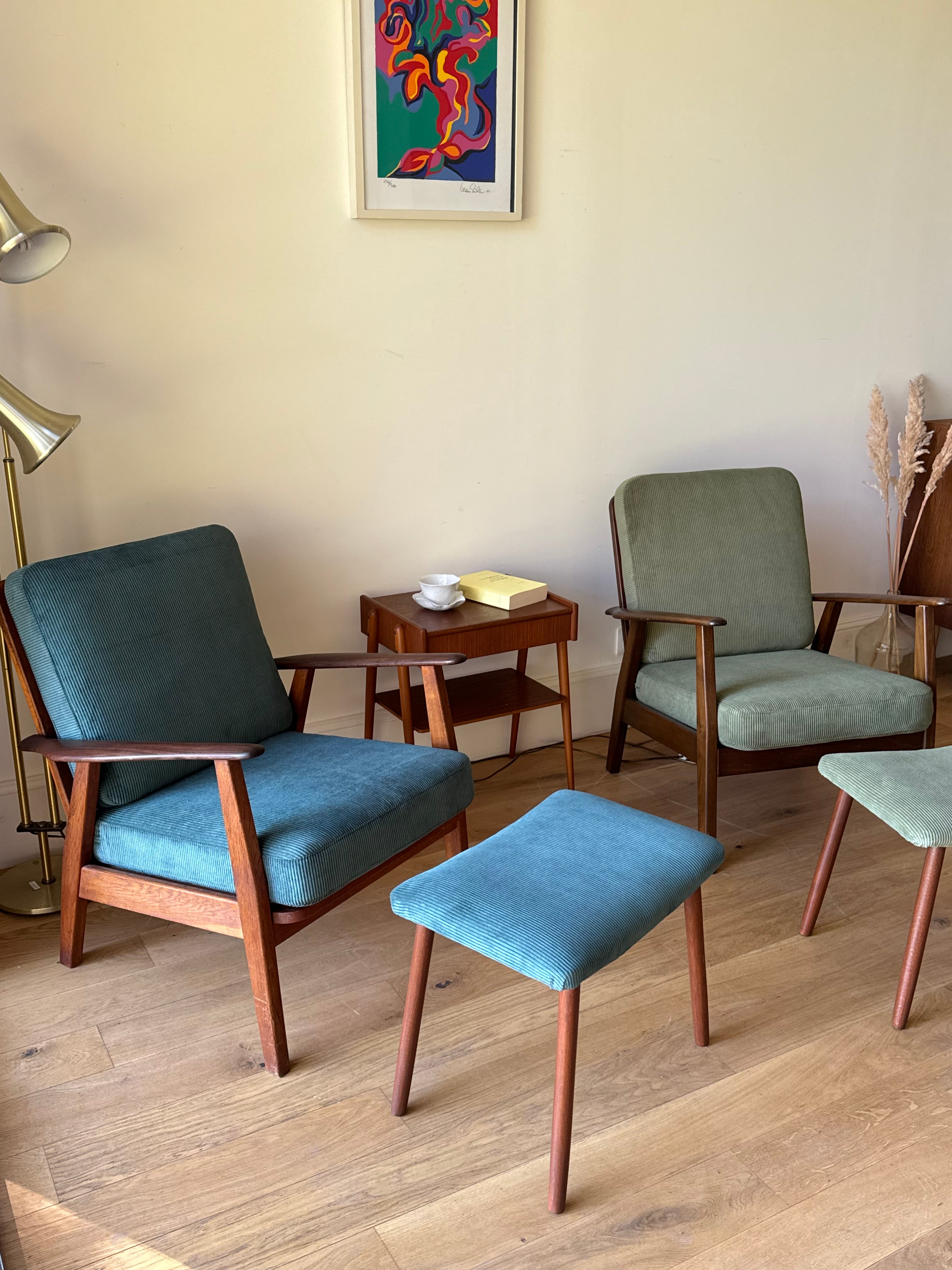 Fauteuil scandinave vintage en teck et velours petites côtes vert – "Alrik"