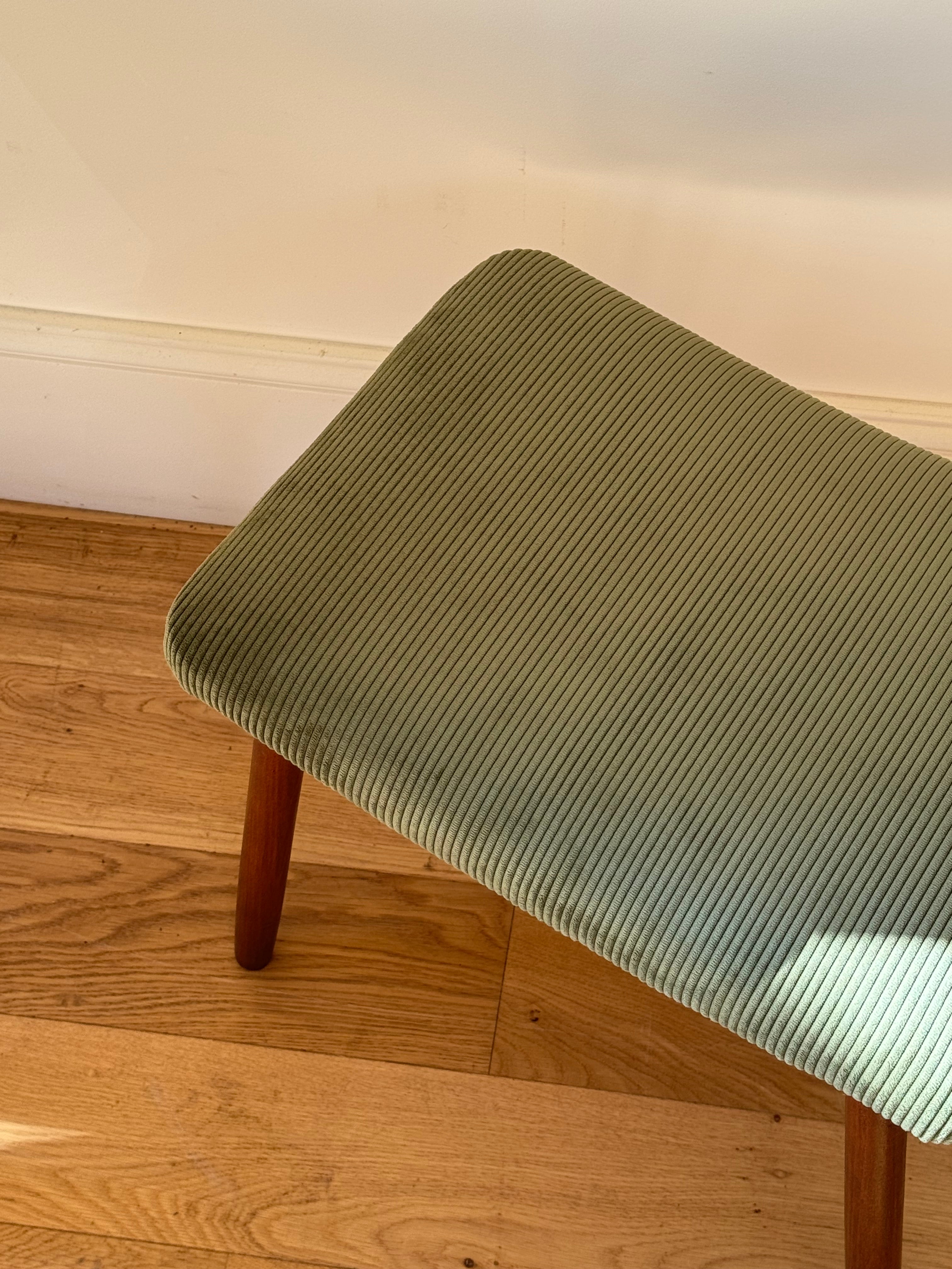 Repose-pied scandinave vintage en velours petites côtes vert