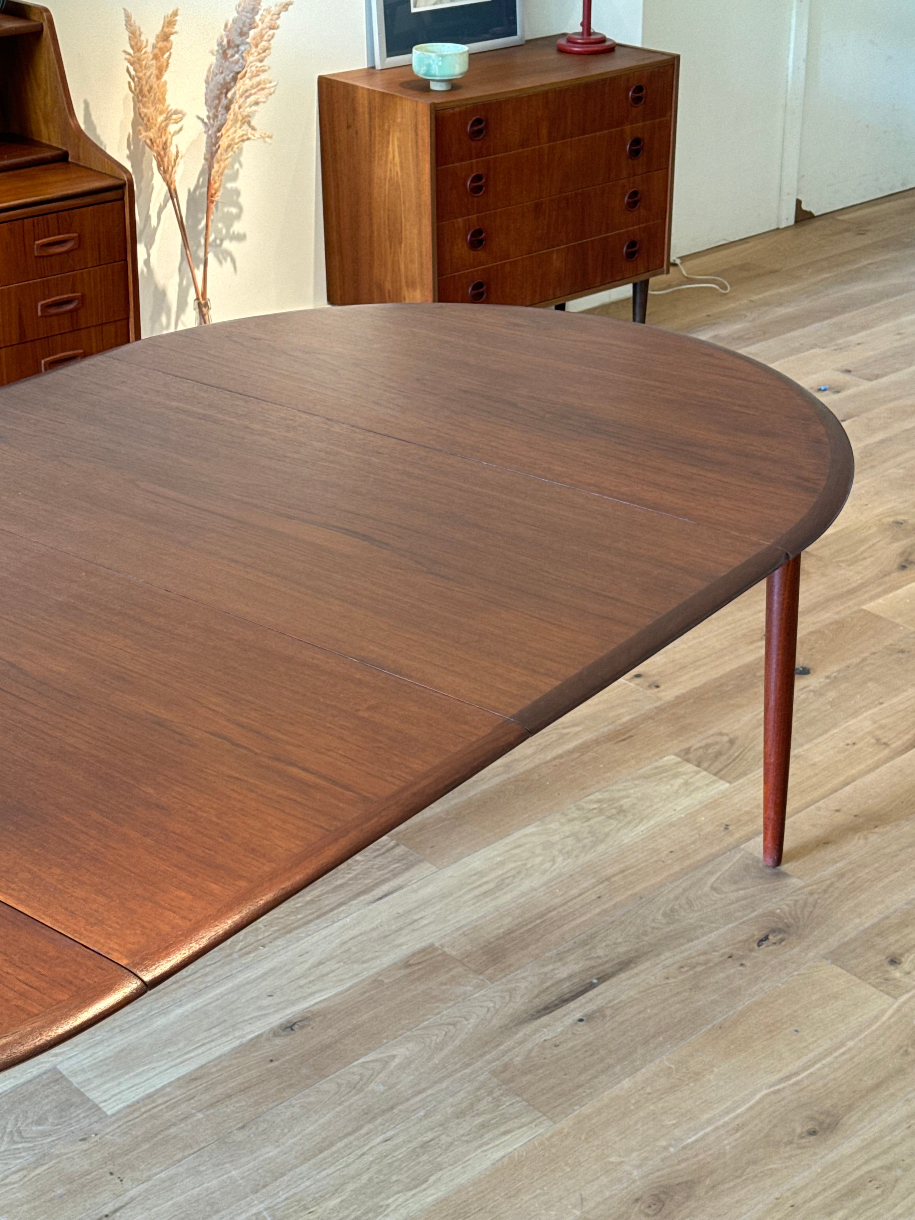 Table ronde scandinave extensible vintage en teck « Irene » de Kai Kristiansen