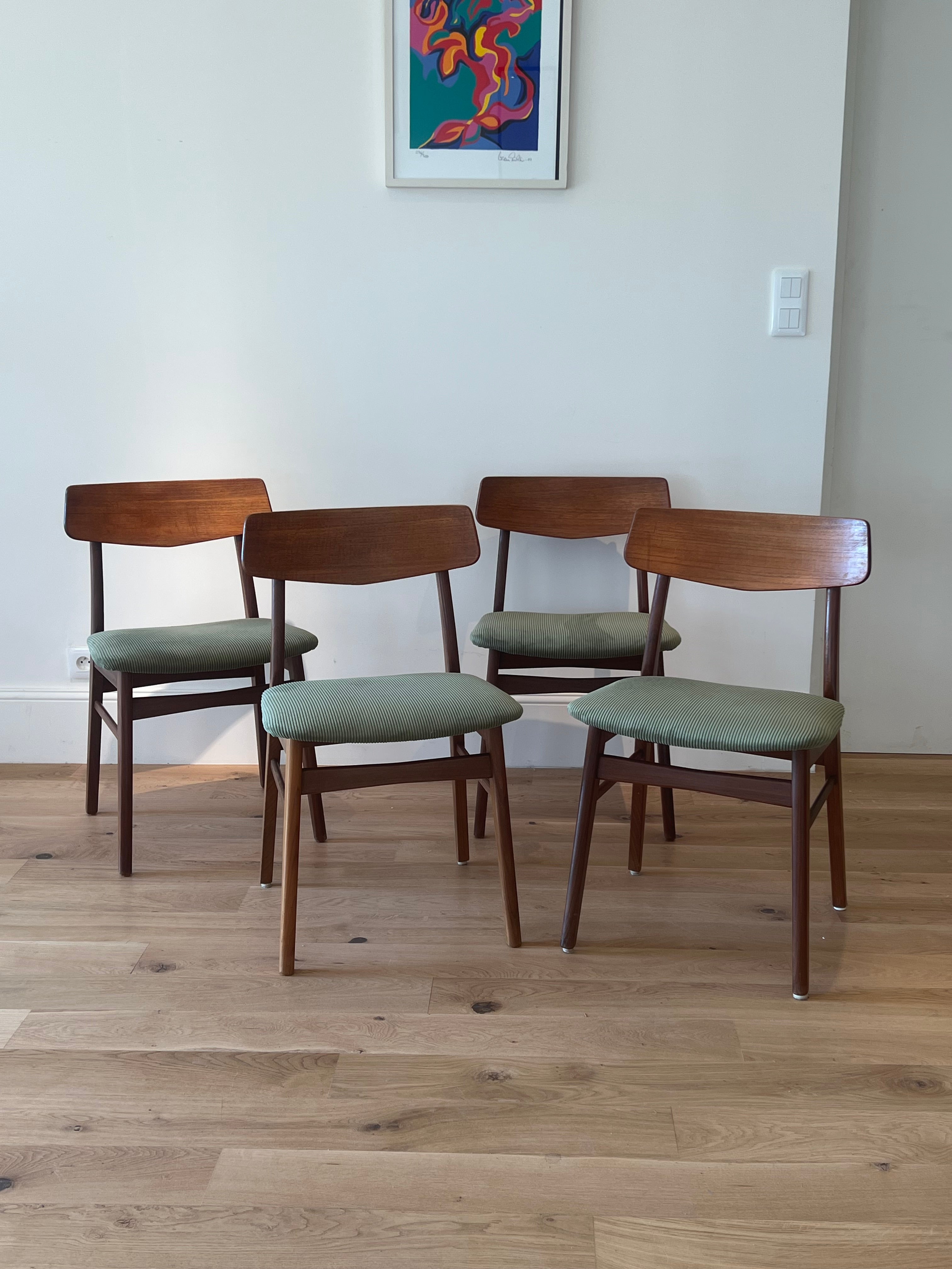 Suite de 4 chaises scandinaves en teck – Modèle « Kristin » – Années 60