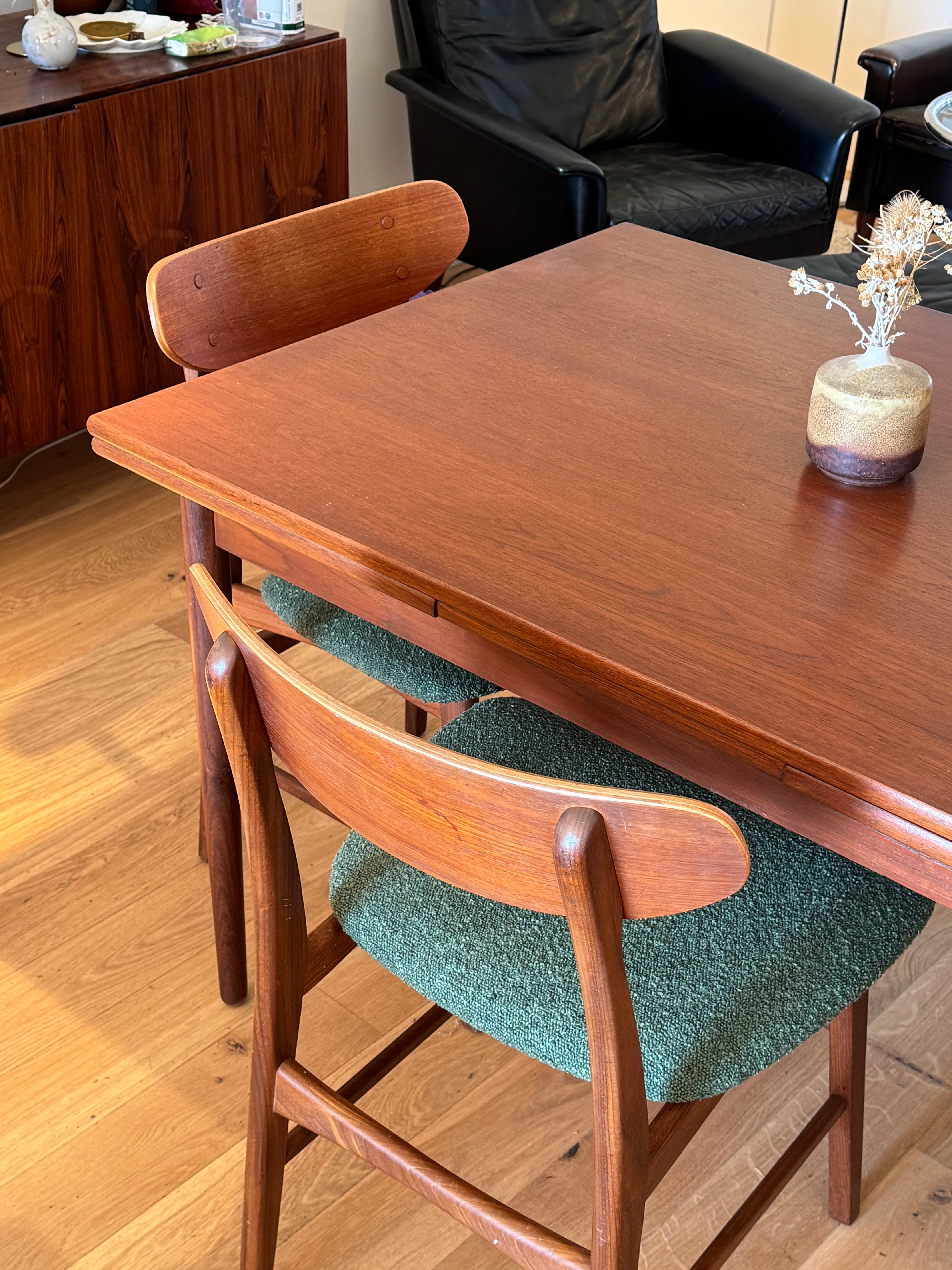 Suite de 4 chaises scandinaves en teck – Modèle « Vagn » – Années 60