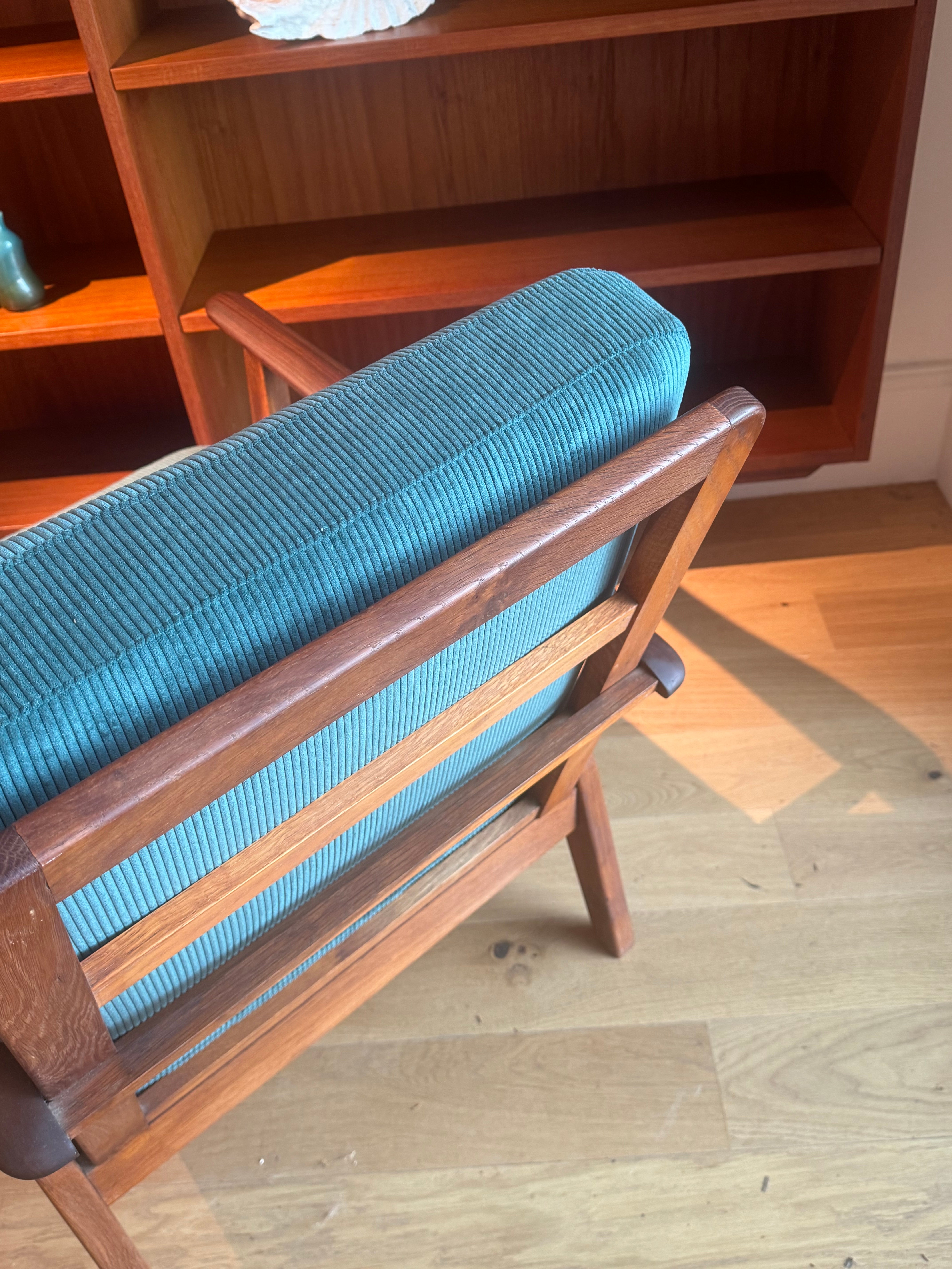 Fauteuil scandinave vintage en teck et velours petites côtes bleu canard – "Eirik"