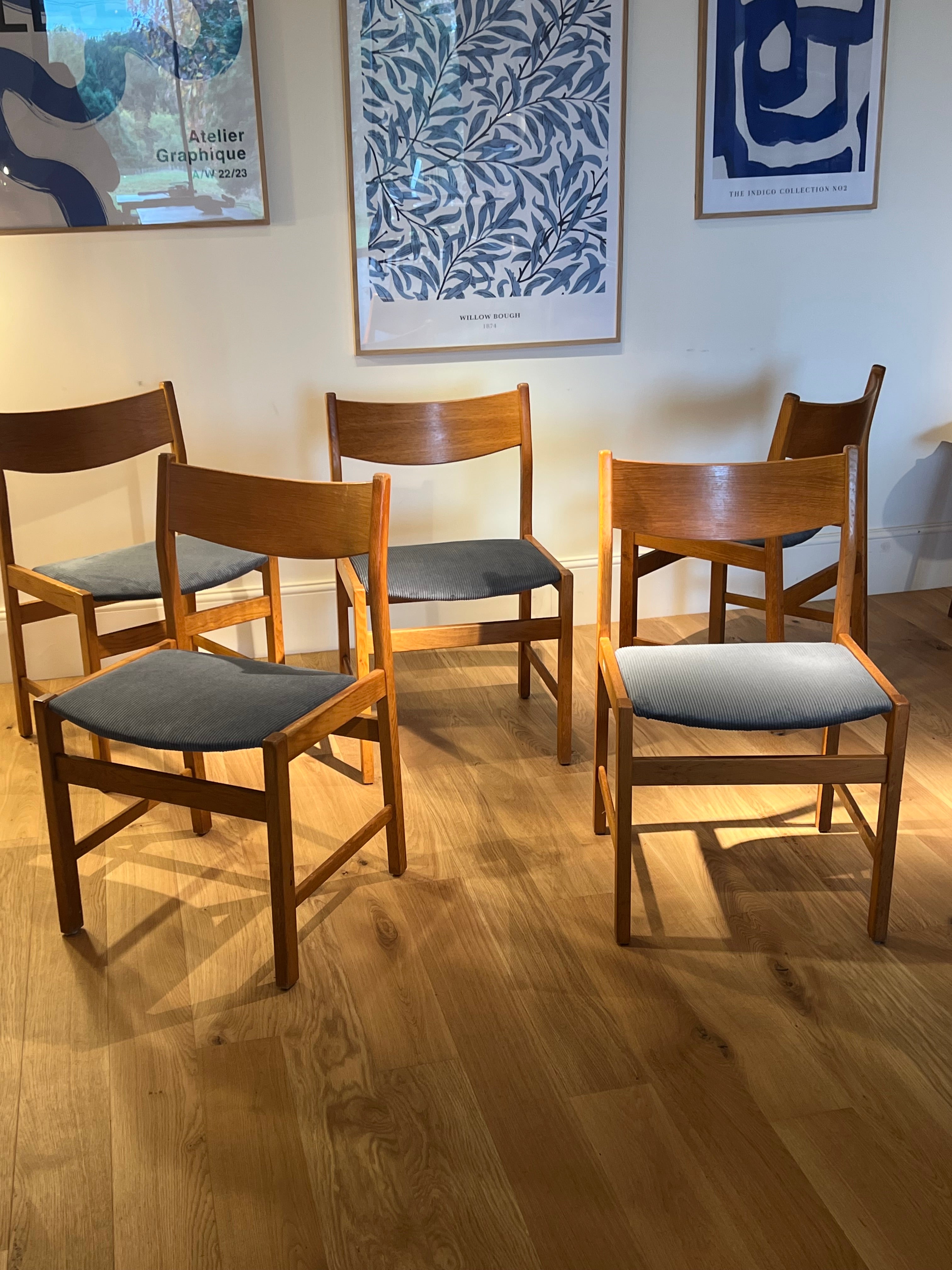 Chaise vintage en chêne retapissée en velours côtelé bleu gris (5 chaises disponibles)