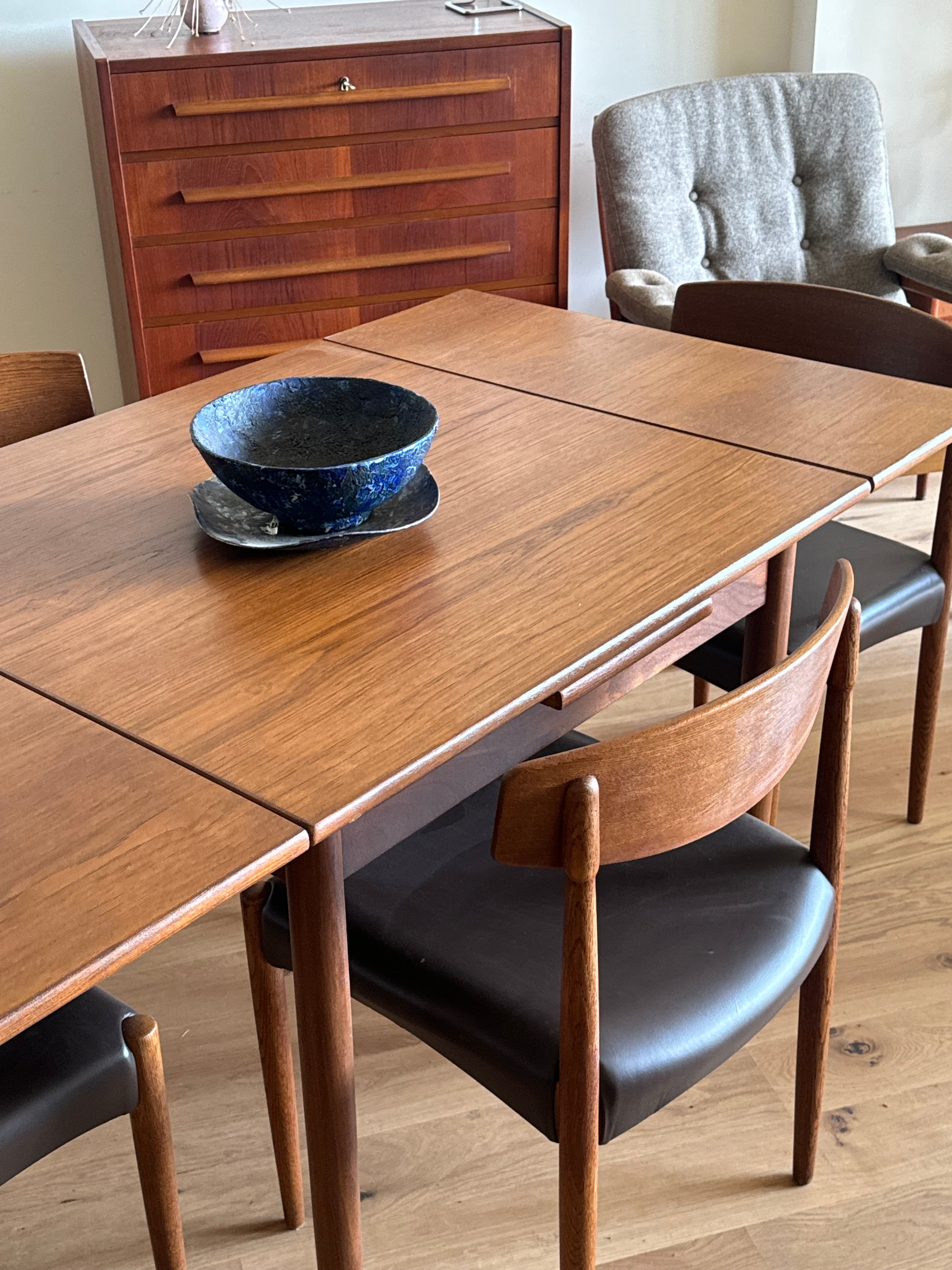 Table de salle à manger carré en chêne moyen "Tyria"