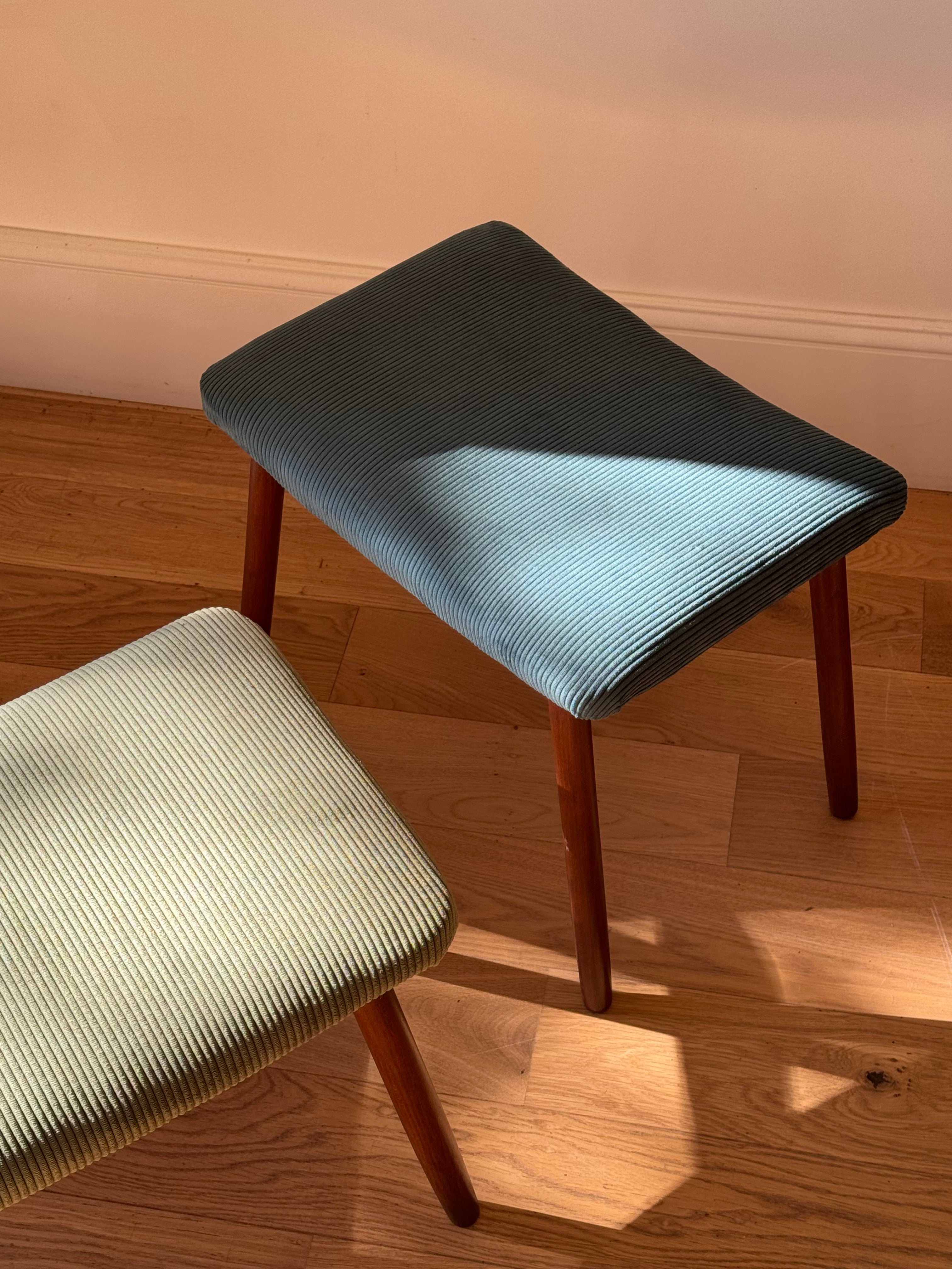 Repose-pied scandinave vintage en velours petites côtes vert