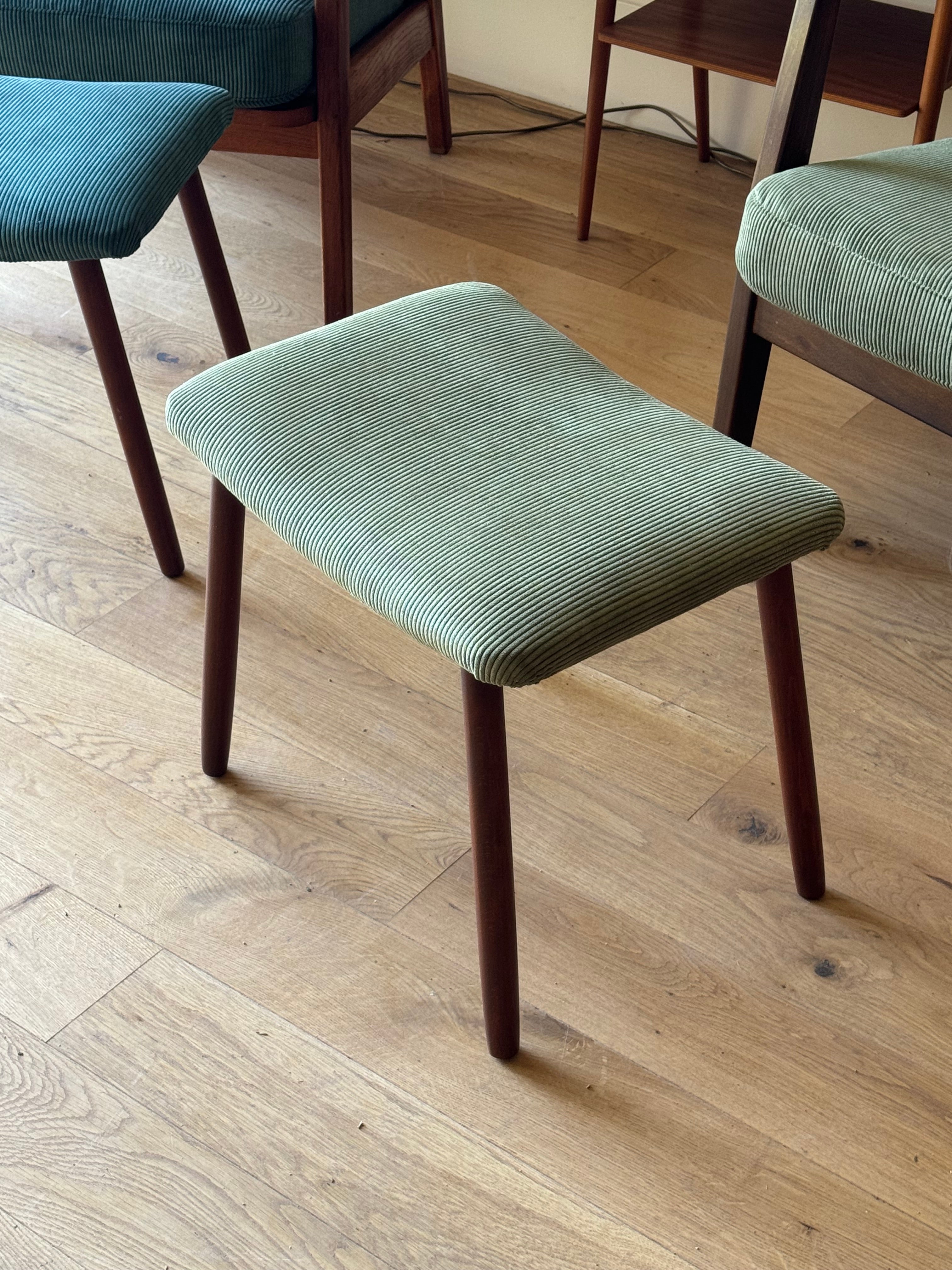 Repose-pied scandinave vintage en velours petites côtes vert