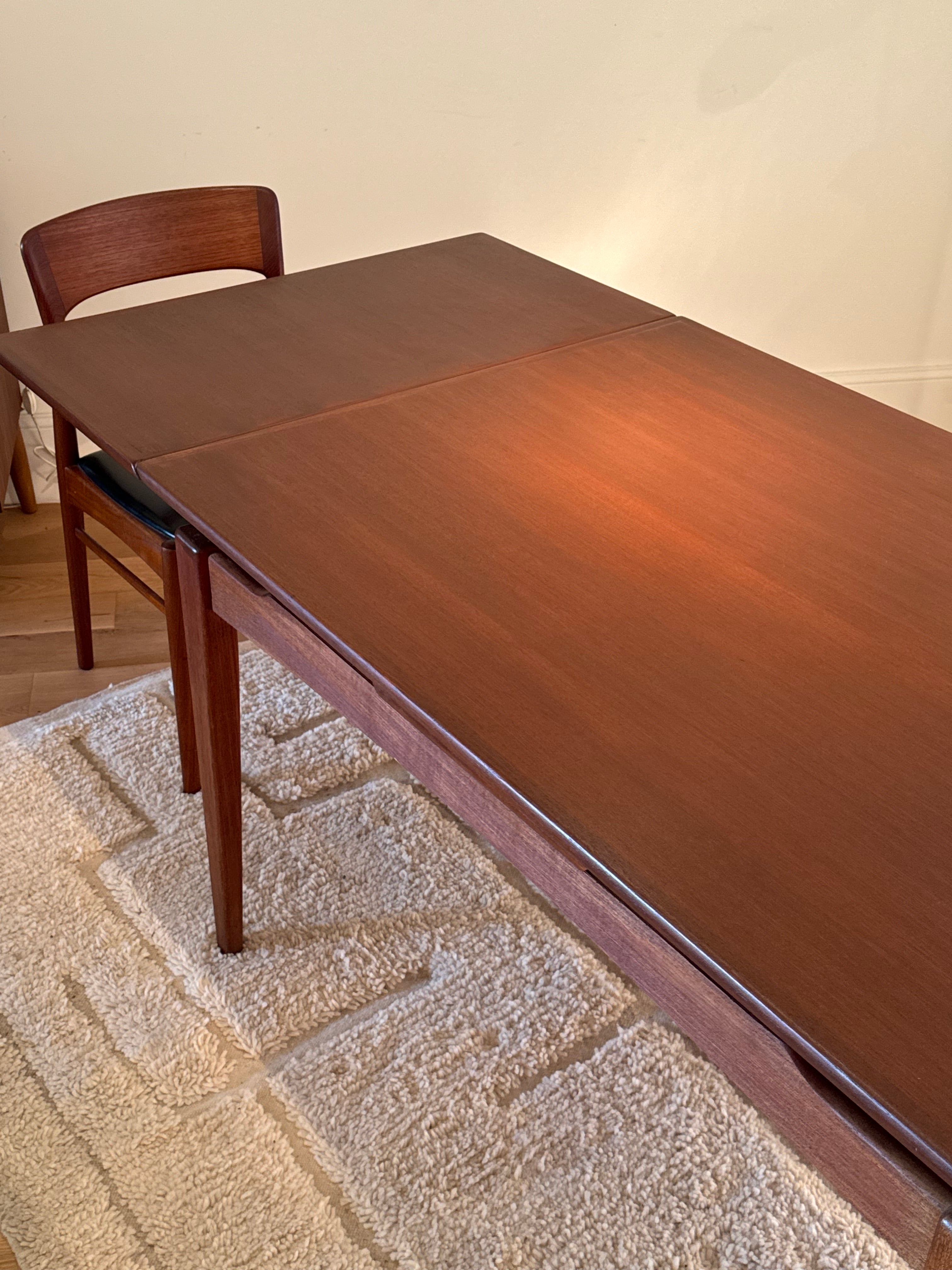 Table scandinave vintage en teck « Ursula »