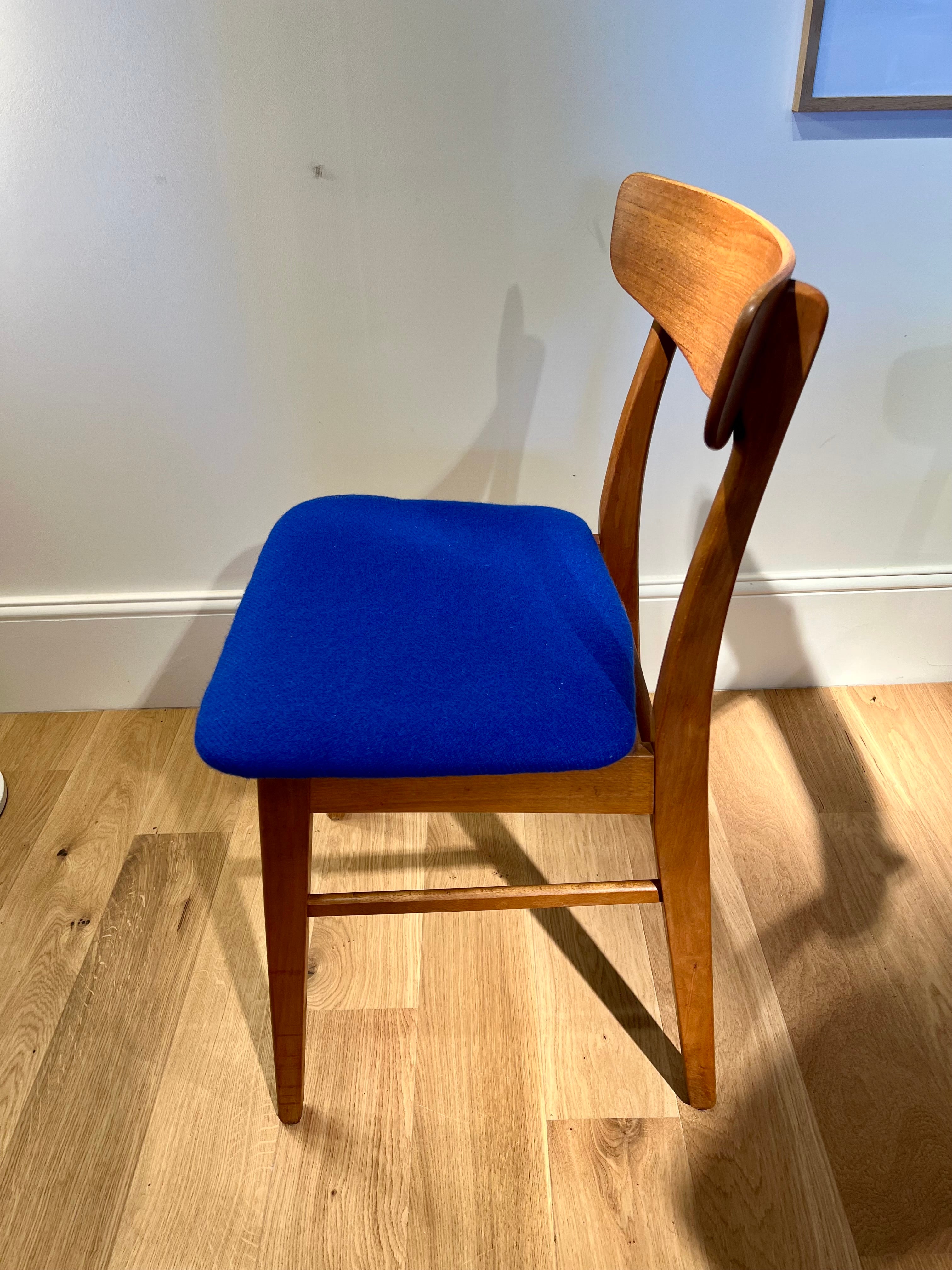 Suite de 6 chaises scandinaves vintage Greta en lainage bleu éléctrique