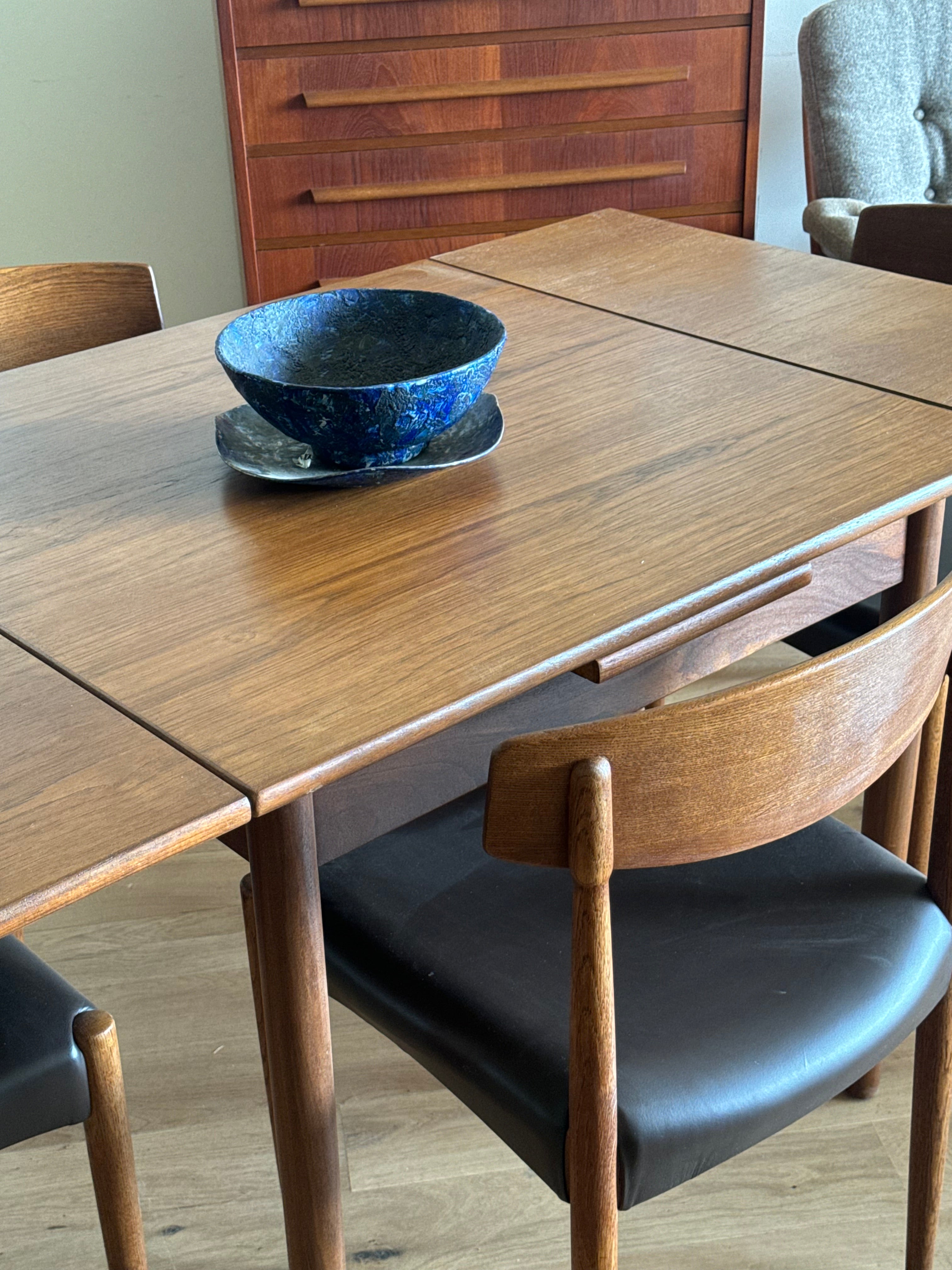 Table de salle à manger carré en chêne moyen "Tyria"