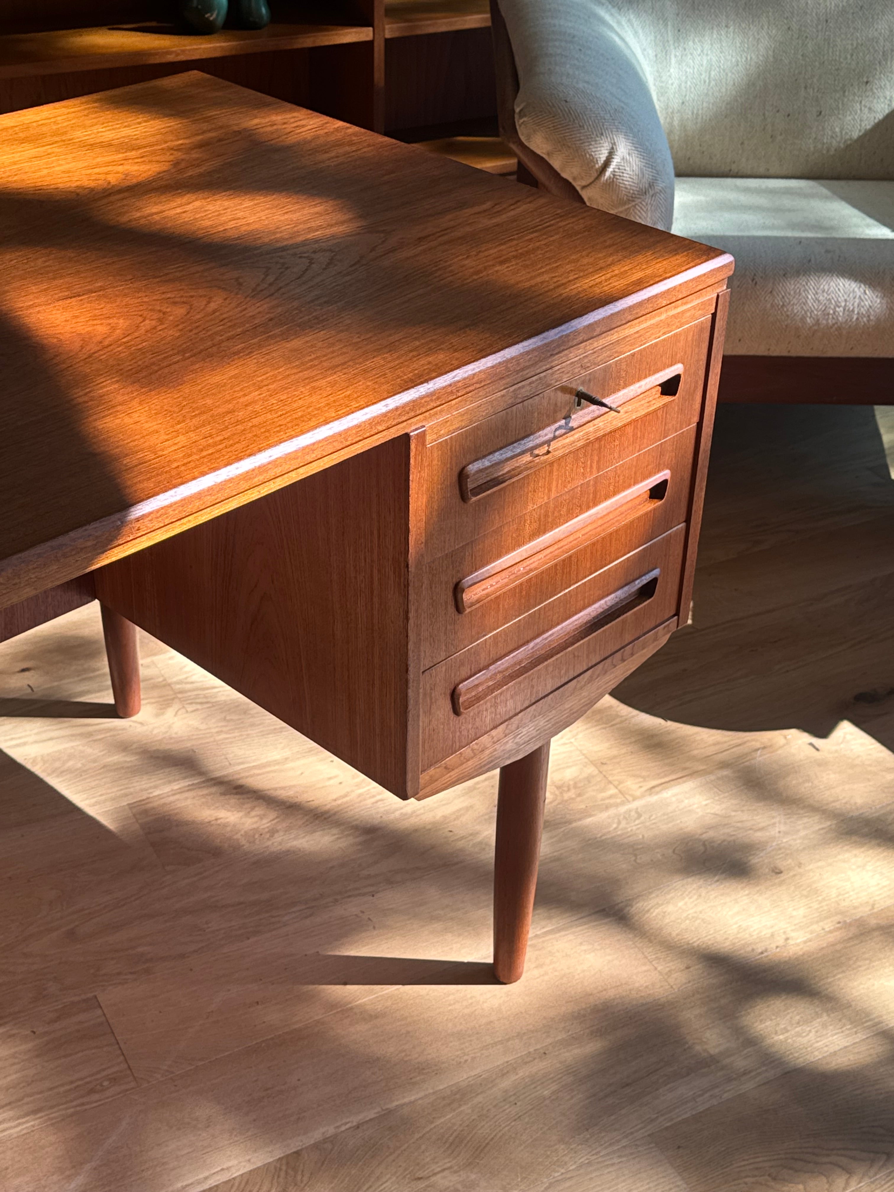 Bureau scandinave vintage double face en teck "Arnold"