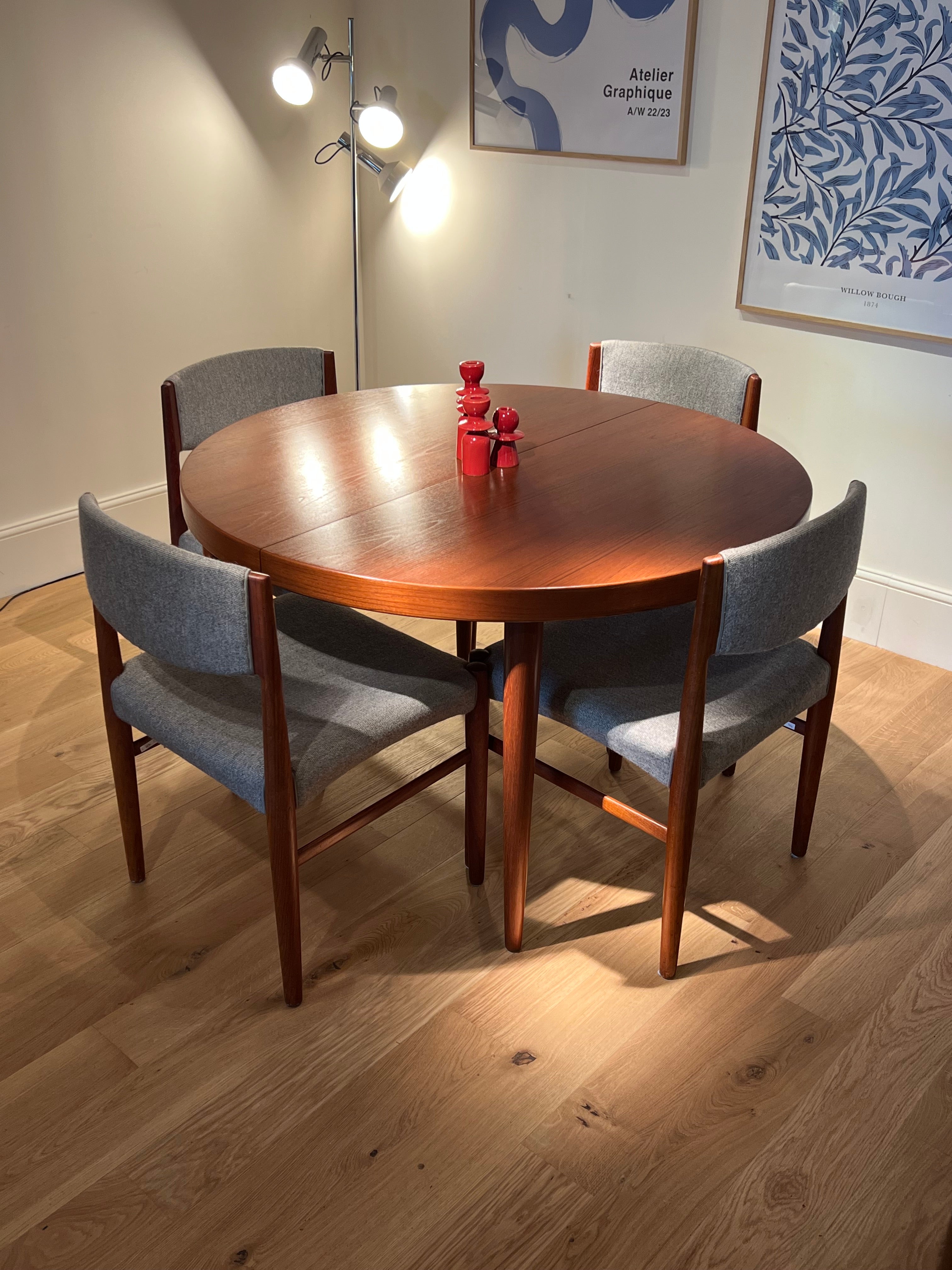 Suite de 4 chaises scandinaves en teck éditées par Glostrup Mobelfabrik.