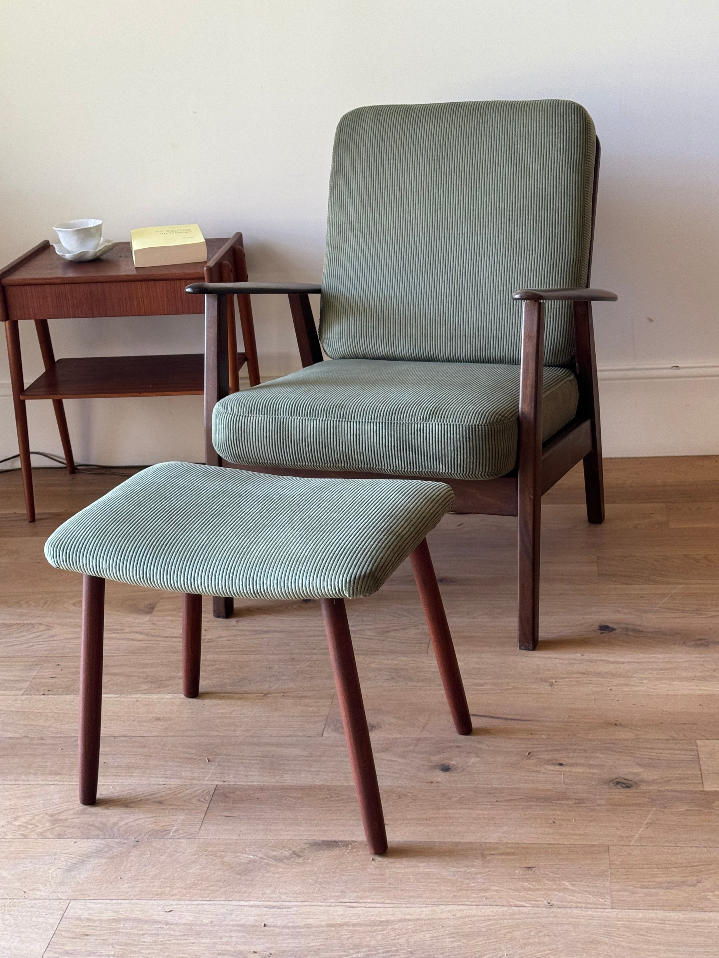Fauteuil scandinave vintage en teck et velours petites côtes vert – "Alrik"