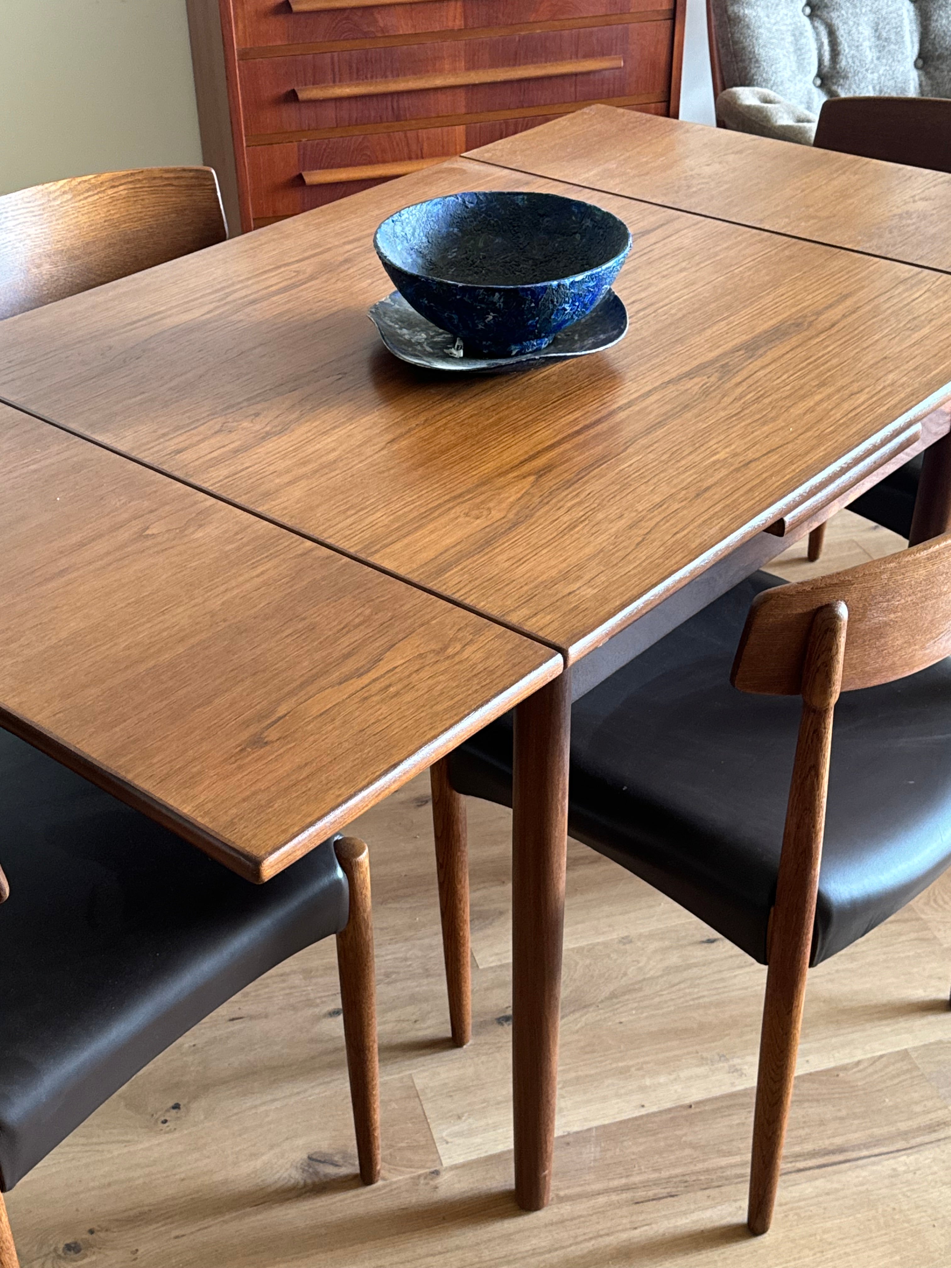 Table de salle à manger carré en chêne moyen "Tyria"