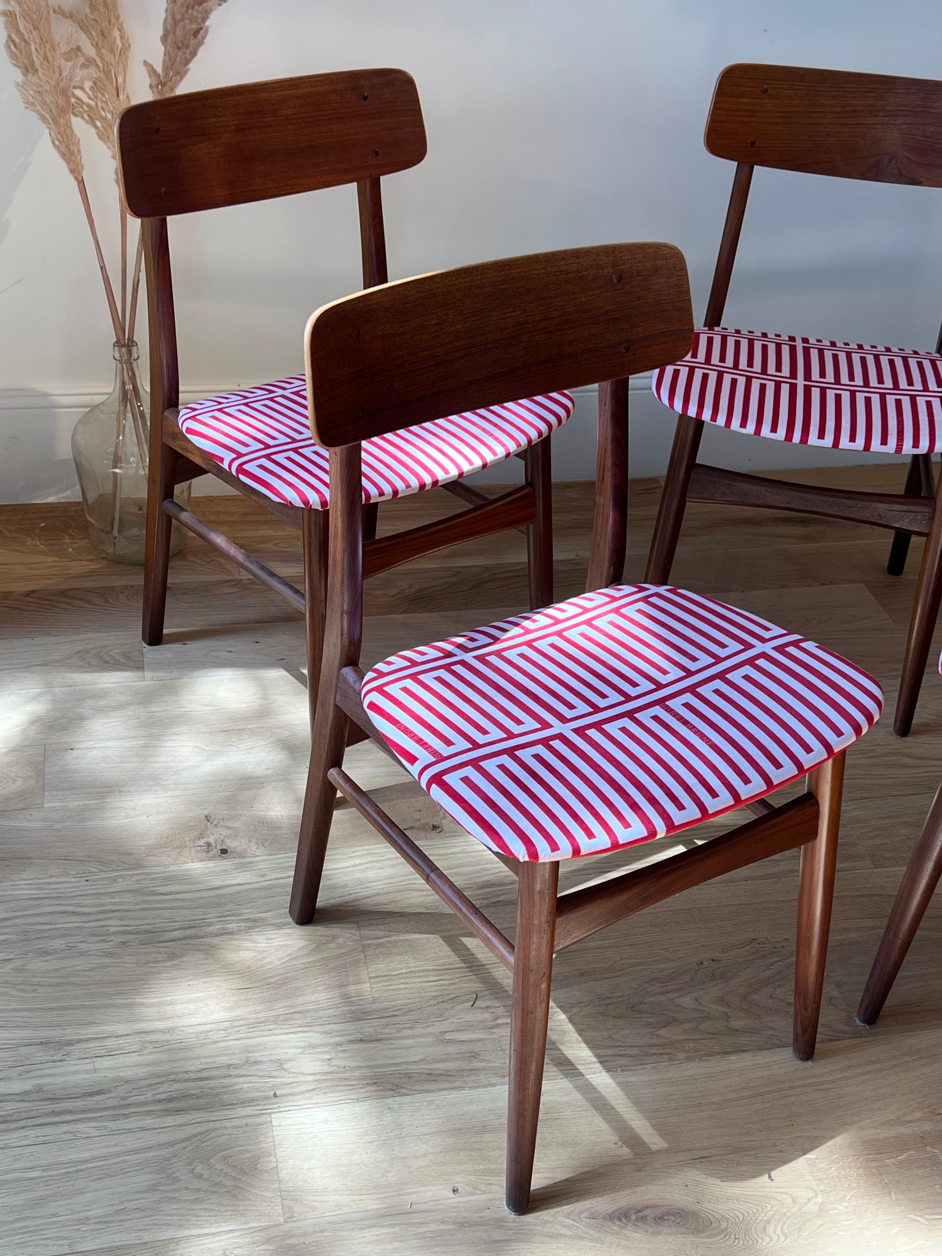 Suite de 4 chaises scandinaves « Willow » – Tissu Babel Brune