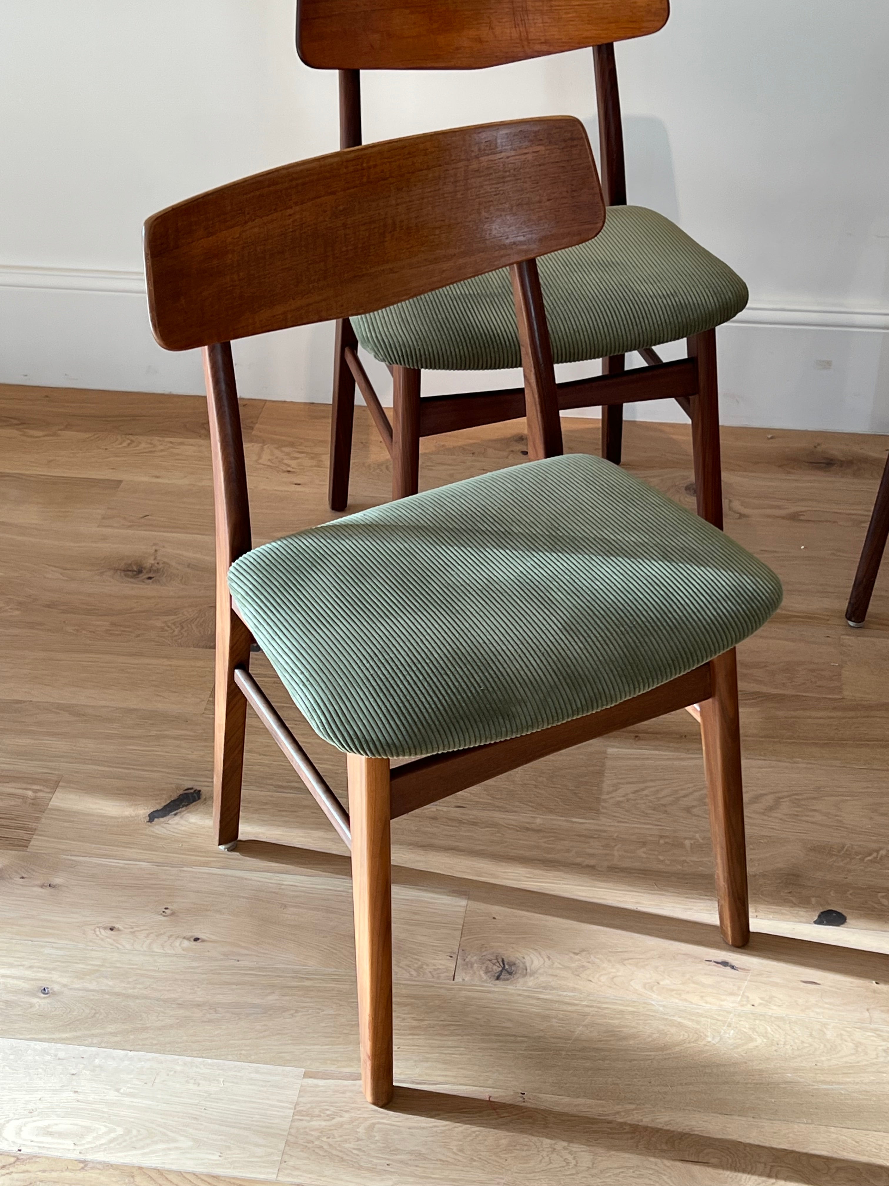 Suite de 4 chaises scandinaves en teck – Modèle « Kristin » – Années 60