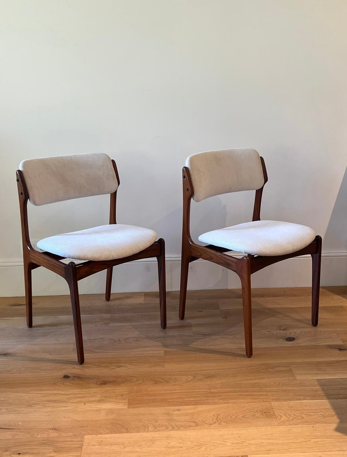 Paire de chaises scandinaves vintage Erik Buch modèle 49 en velours crème