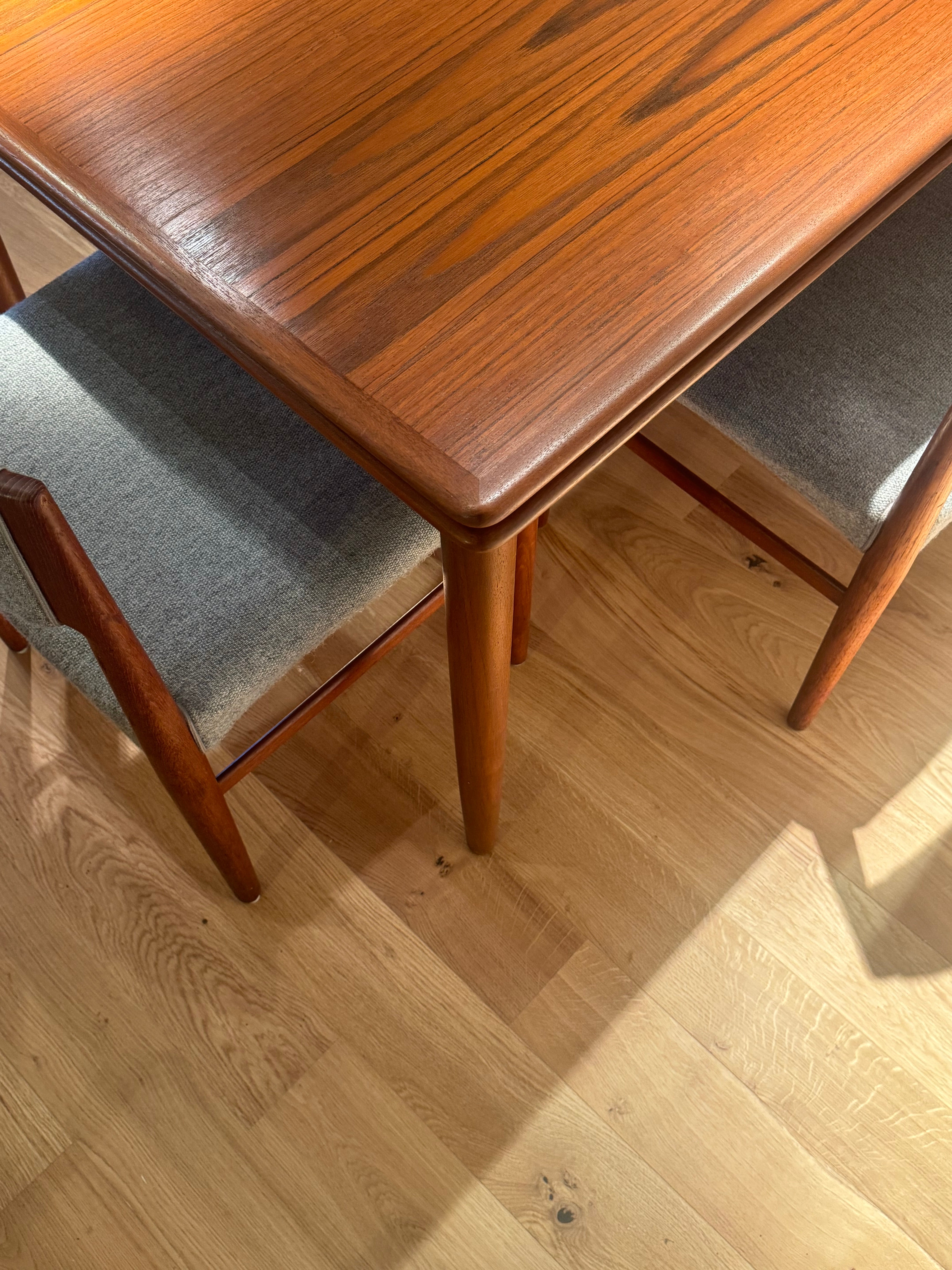 Table de salle à manger vintage scandinave en teck "Lovisa"