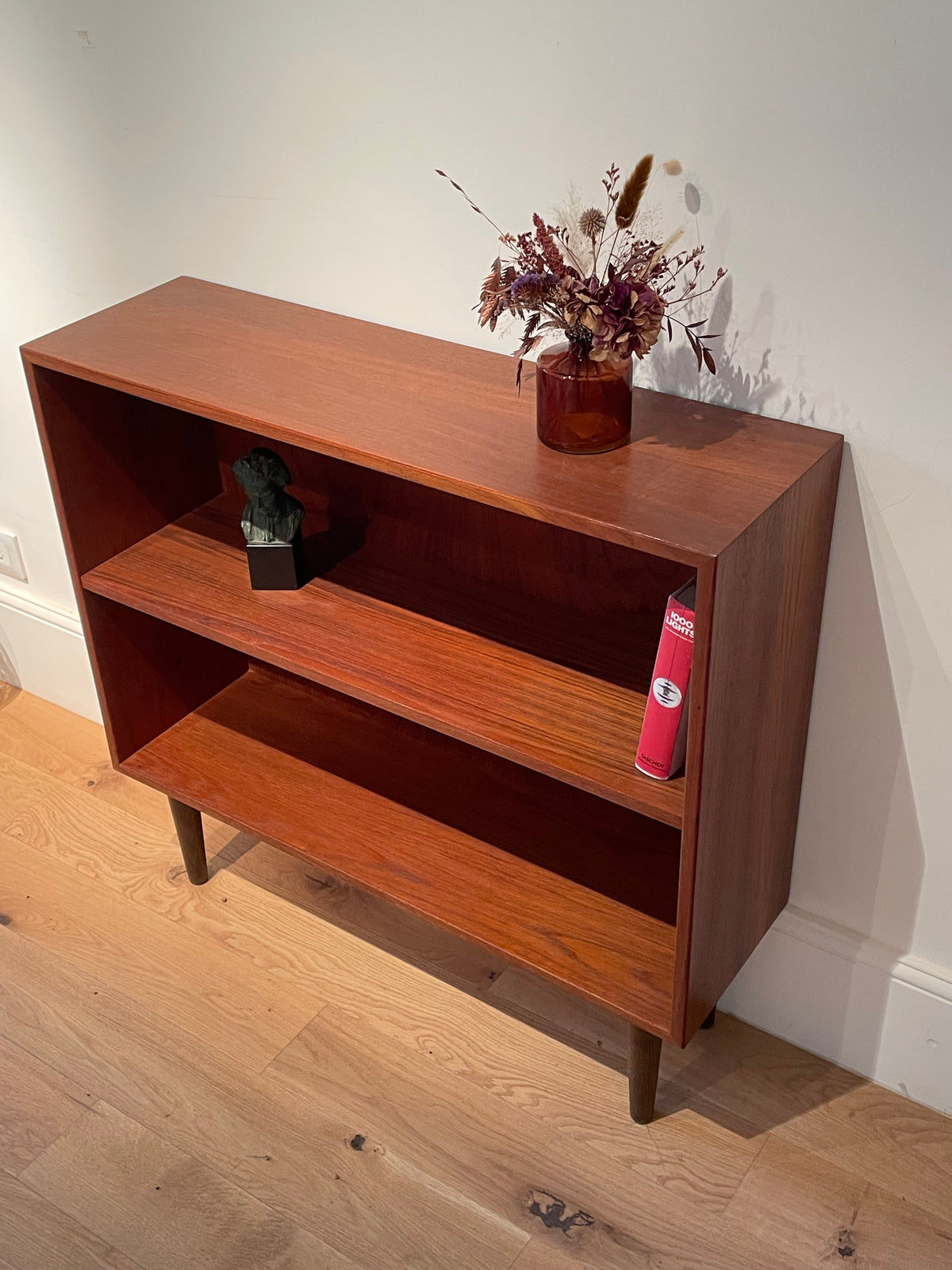 Bibliothèque basse scandinave vintage en teck « Sigrid »