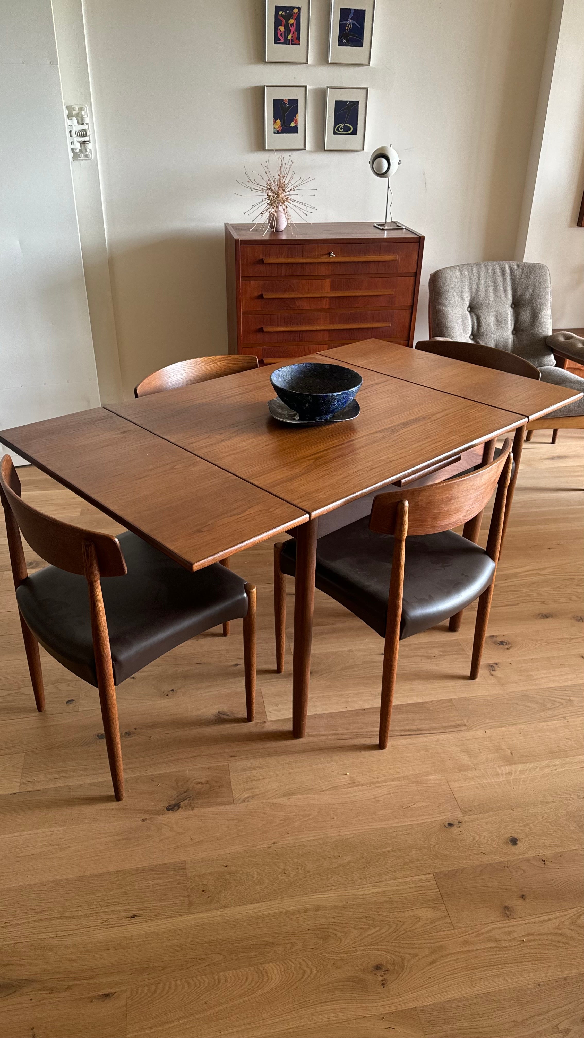 Table de salle à manger carré en chêne moyen "Tyria"