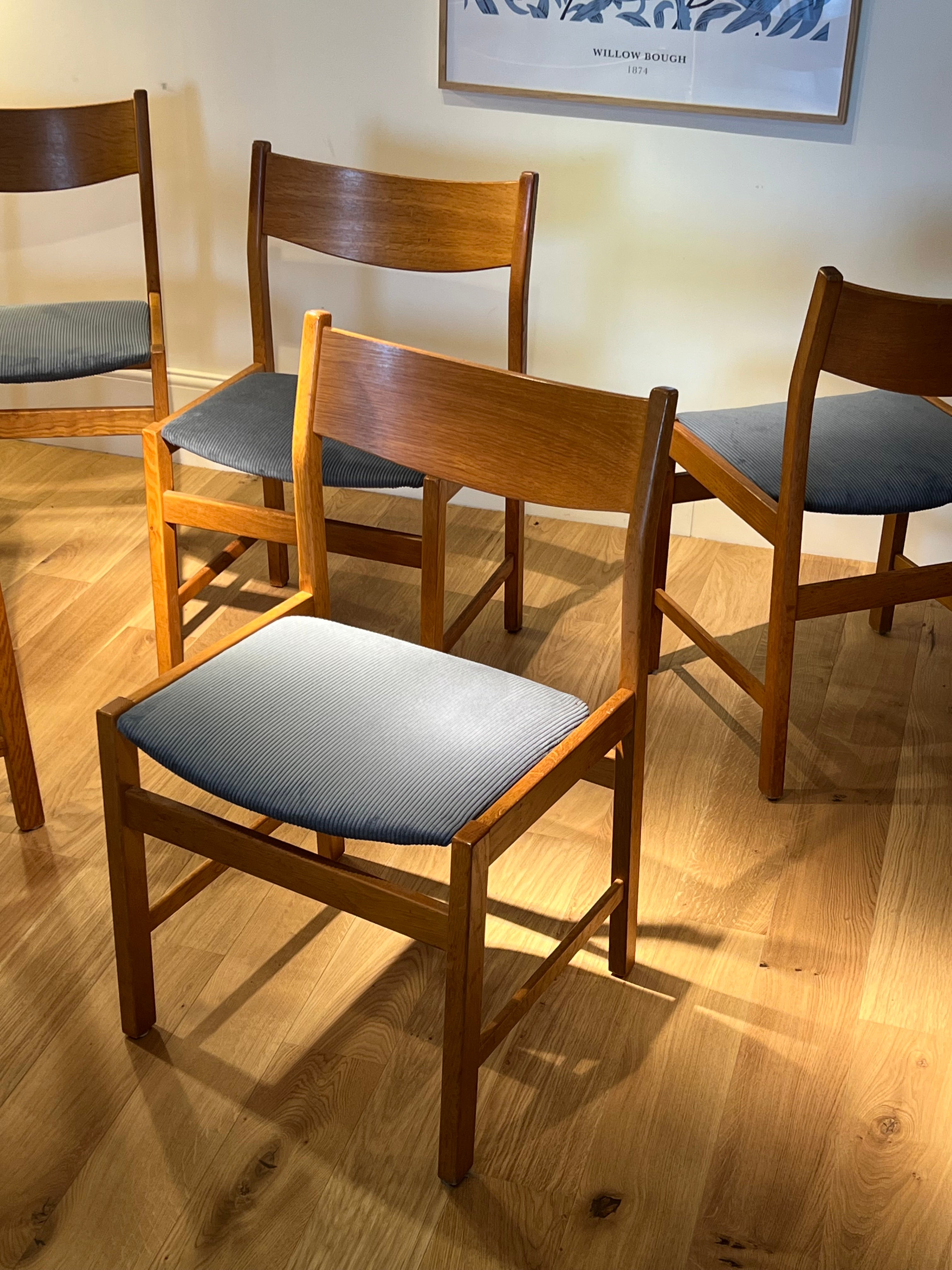 Chaise vintage en chêne retapissée en velours côtelé bleu gris (5 chaises disponibles)