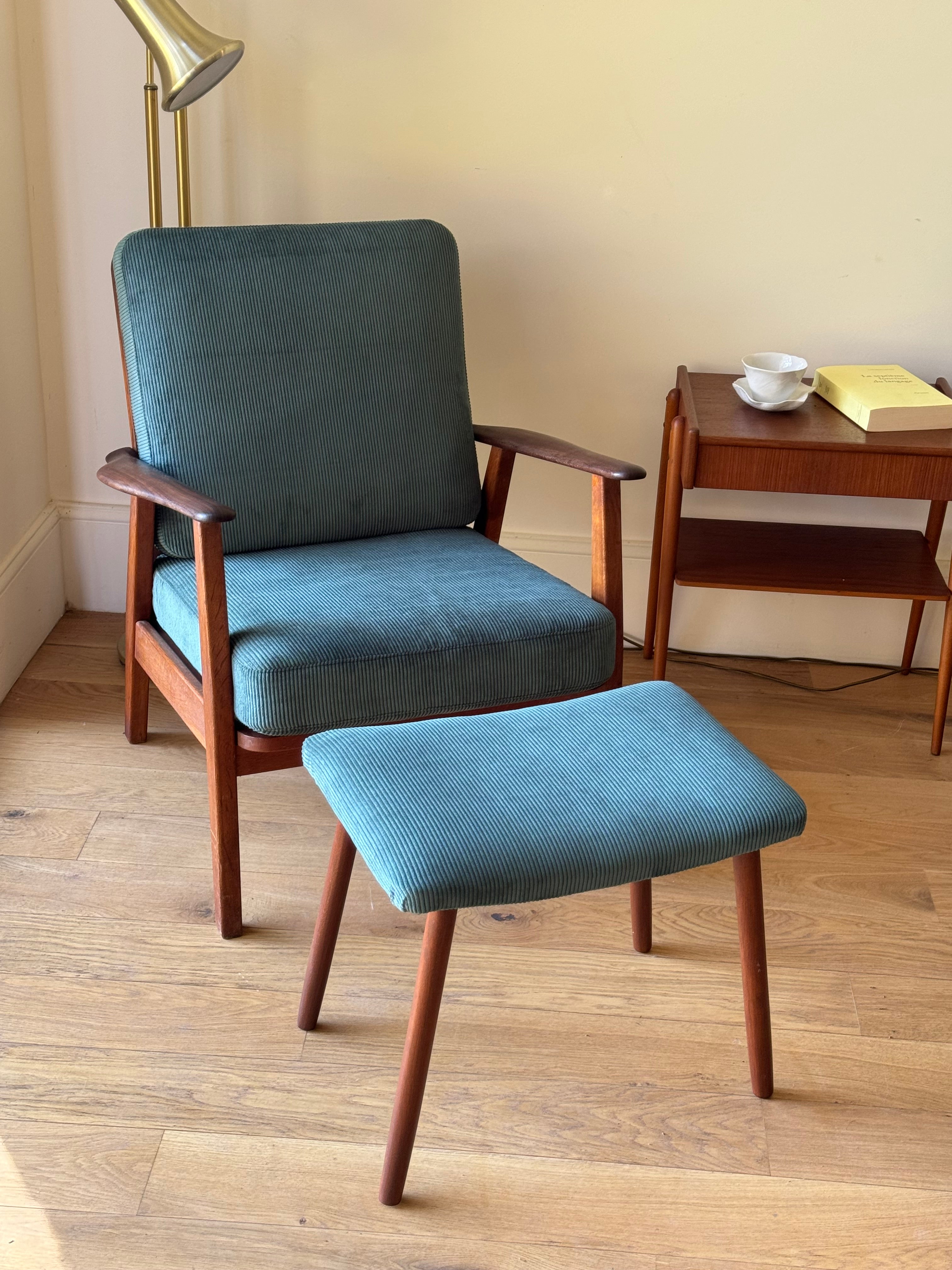 Fauteuil scandinave vintage en teck et velours petites côtes bleu canard – "Eirik"