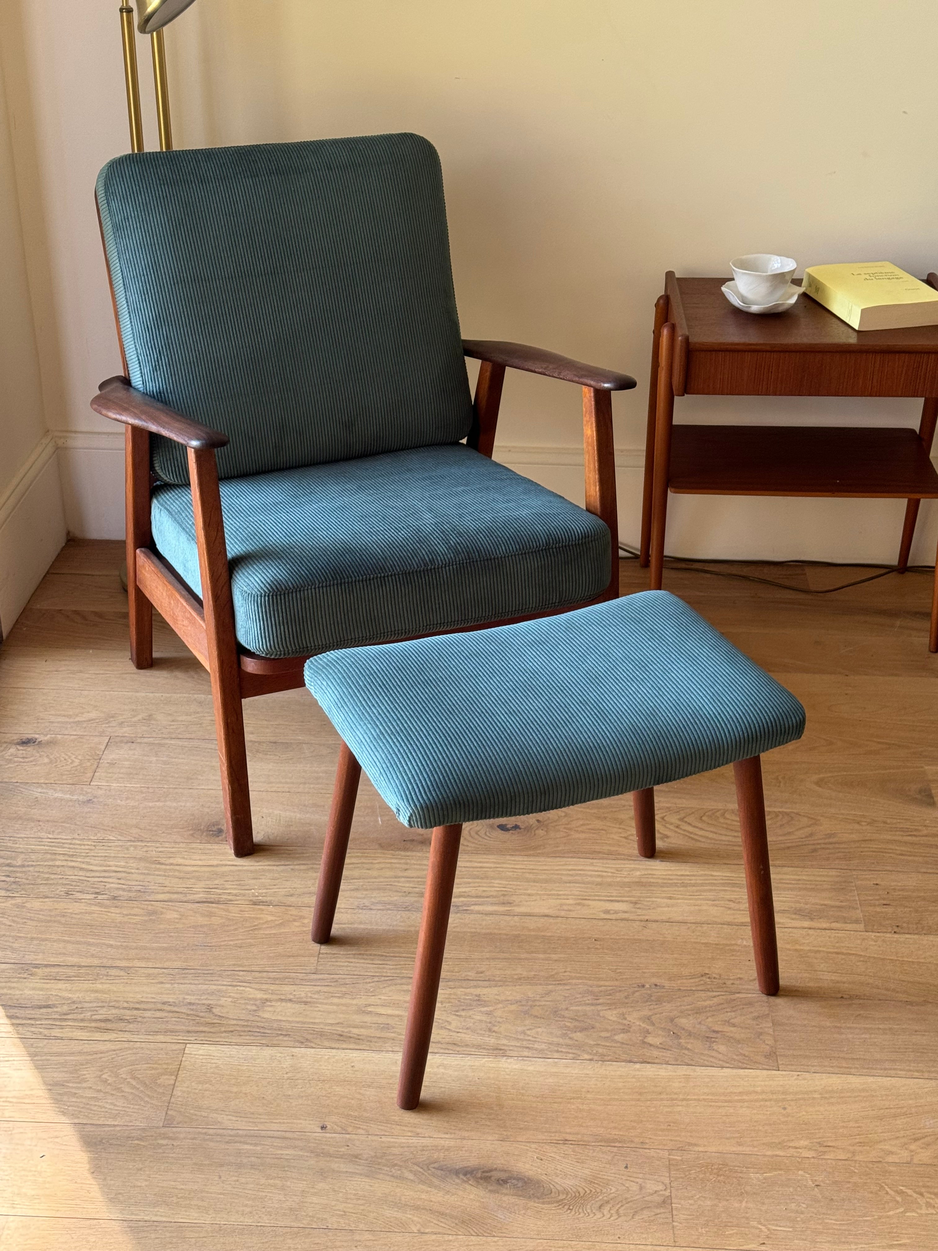 Repose-pied scandinave vintage en velours petites côtes bleu canard