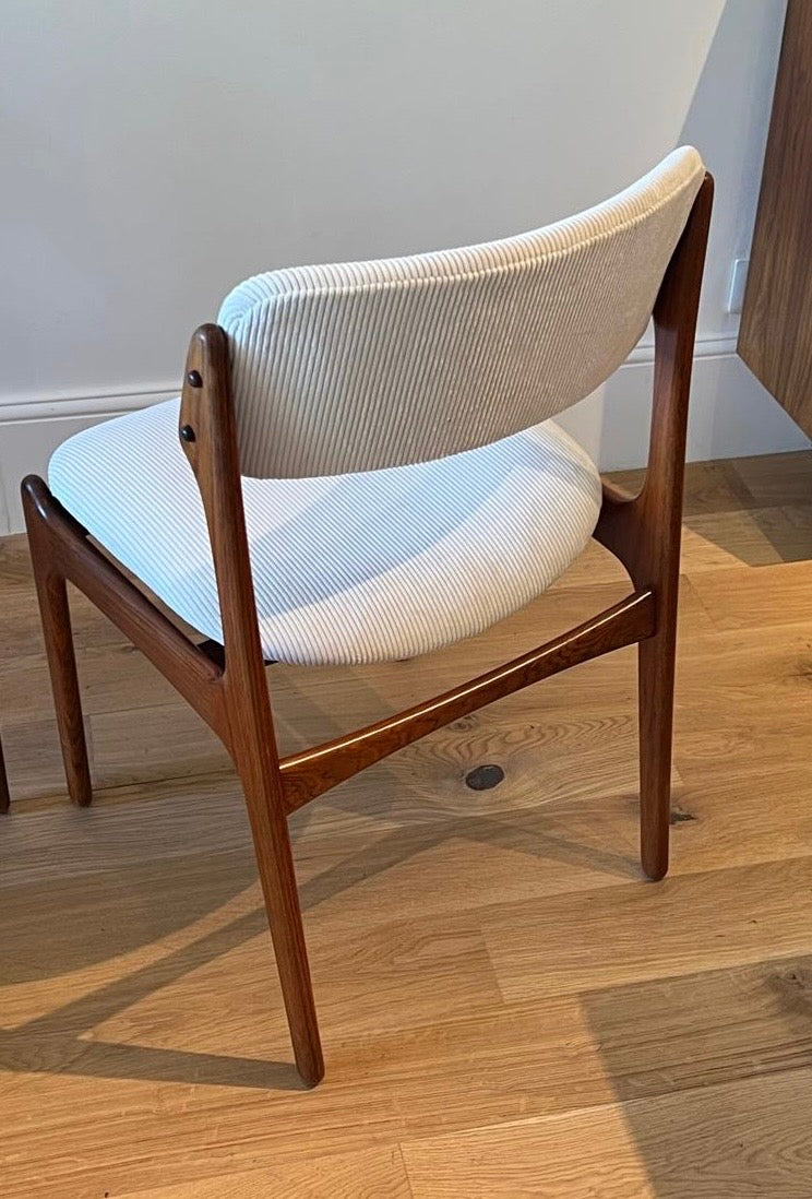 Paire de chaises scandinaves vintage Erik Buch modèle 49 en velours crème