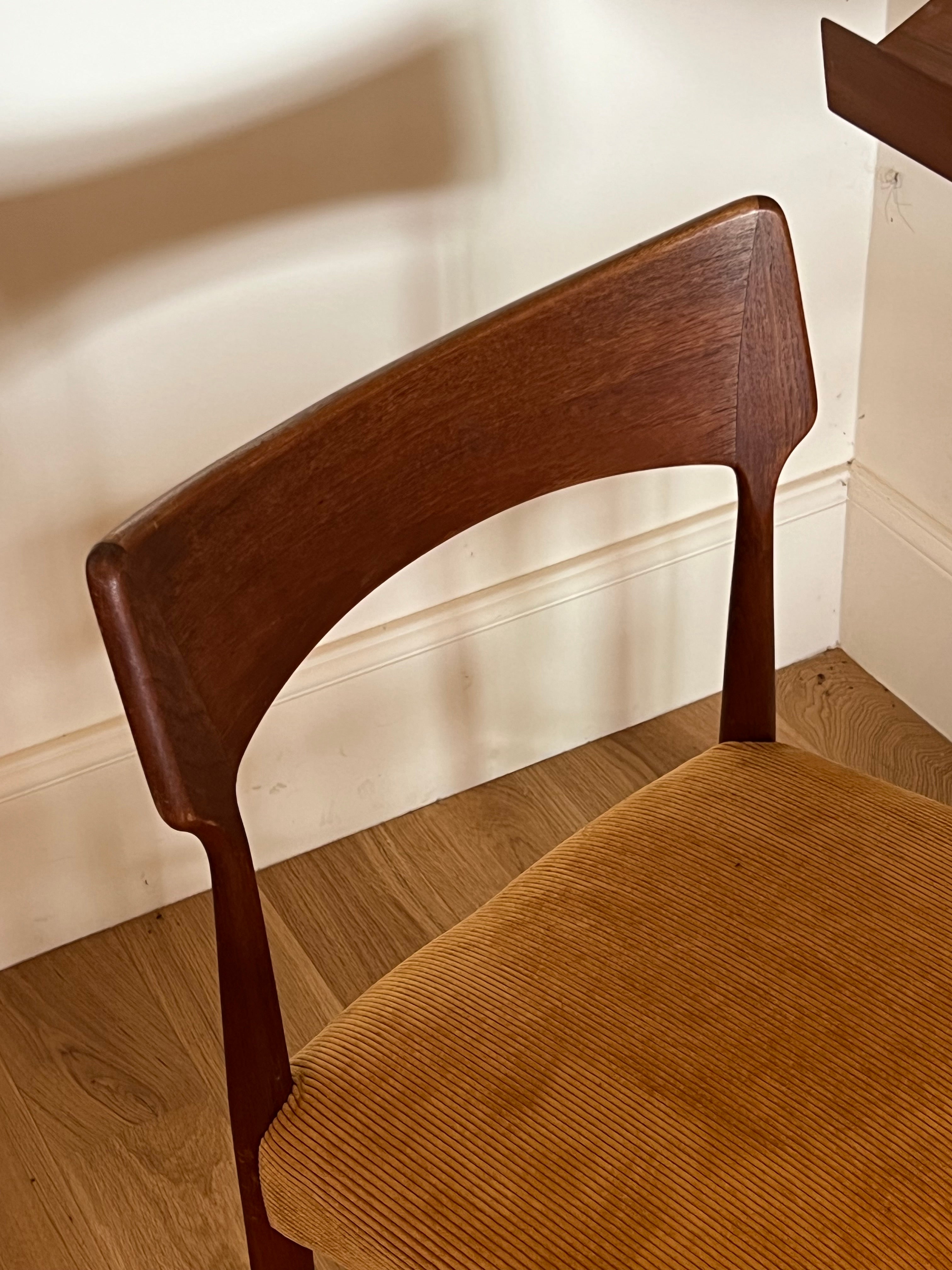 Chaise scandinave en teck « Alfhild » – Velours côtelé miel (disponible en 3 exemplaires)