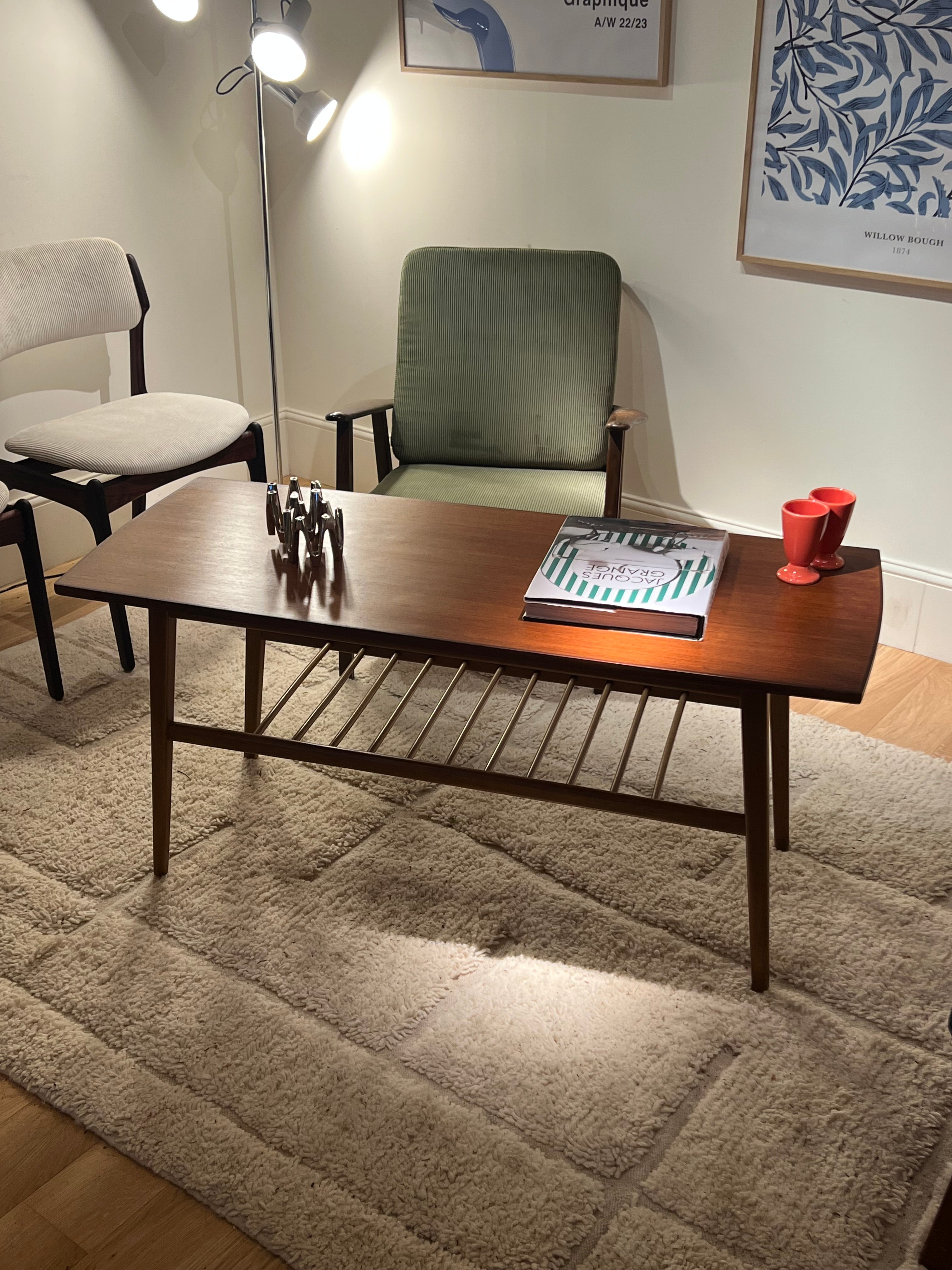 Table basse scandinave vintage en teck avec étagère "Ingrid"