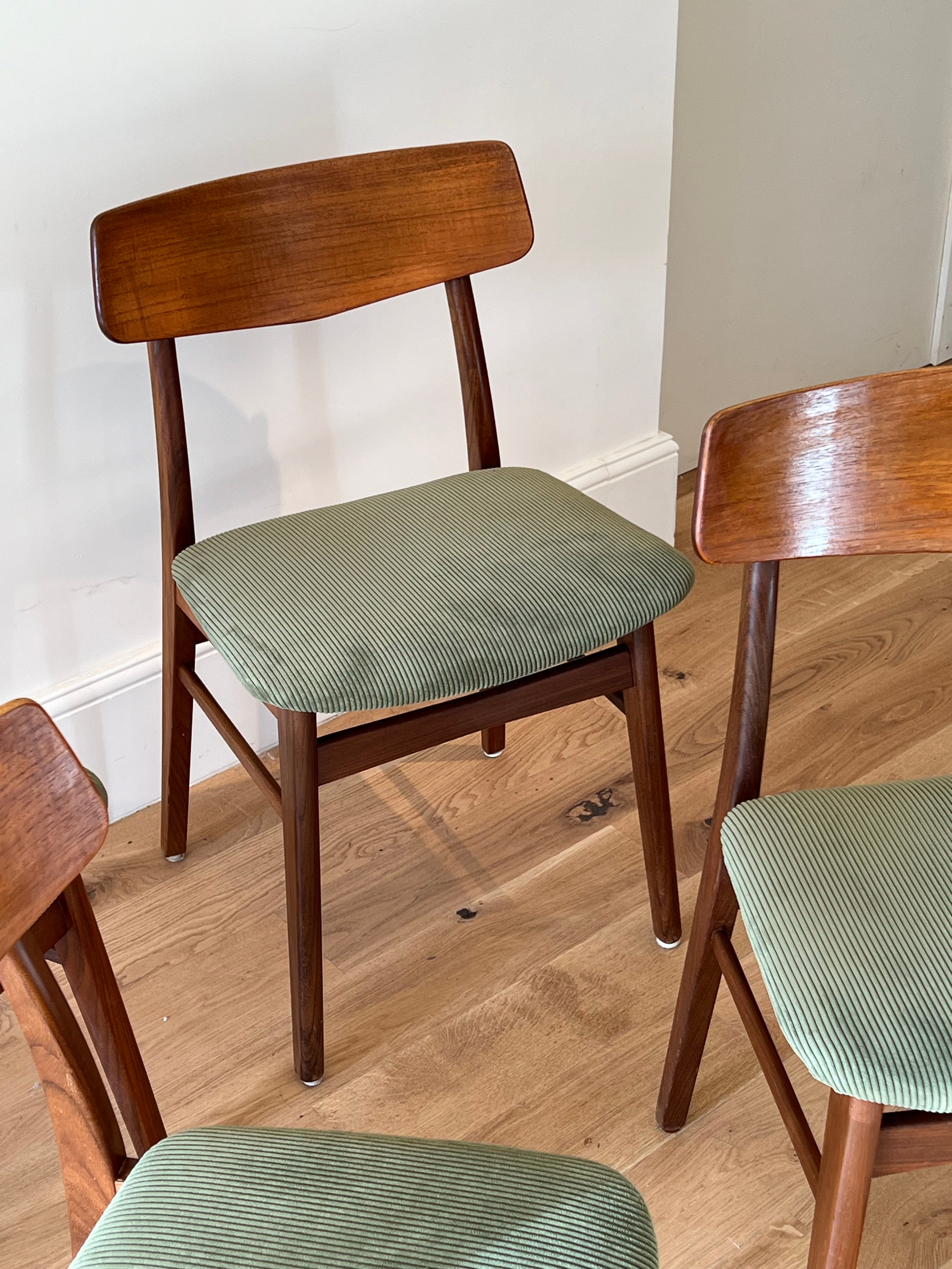 Suite de 4 chaises scandinaves en teck – Modèle « Kristin » – Années 60