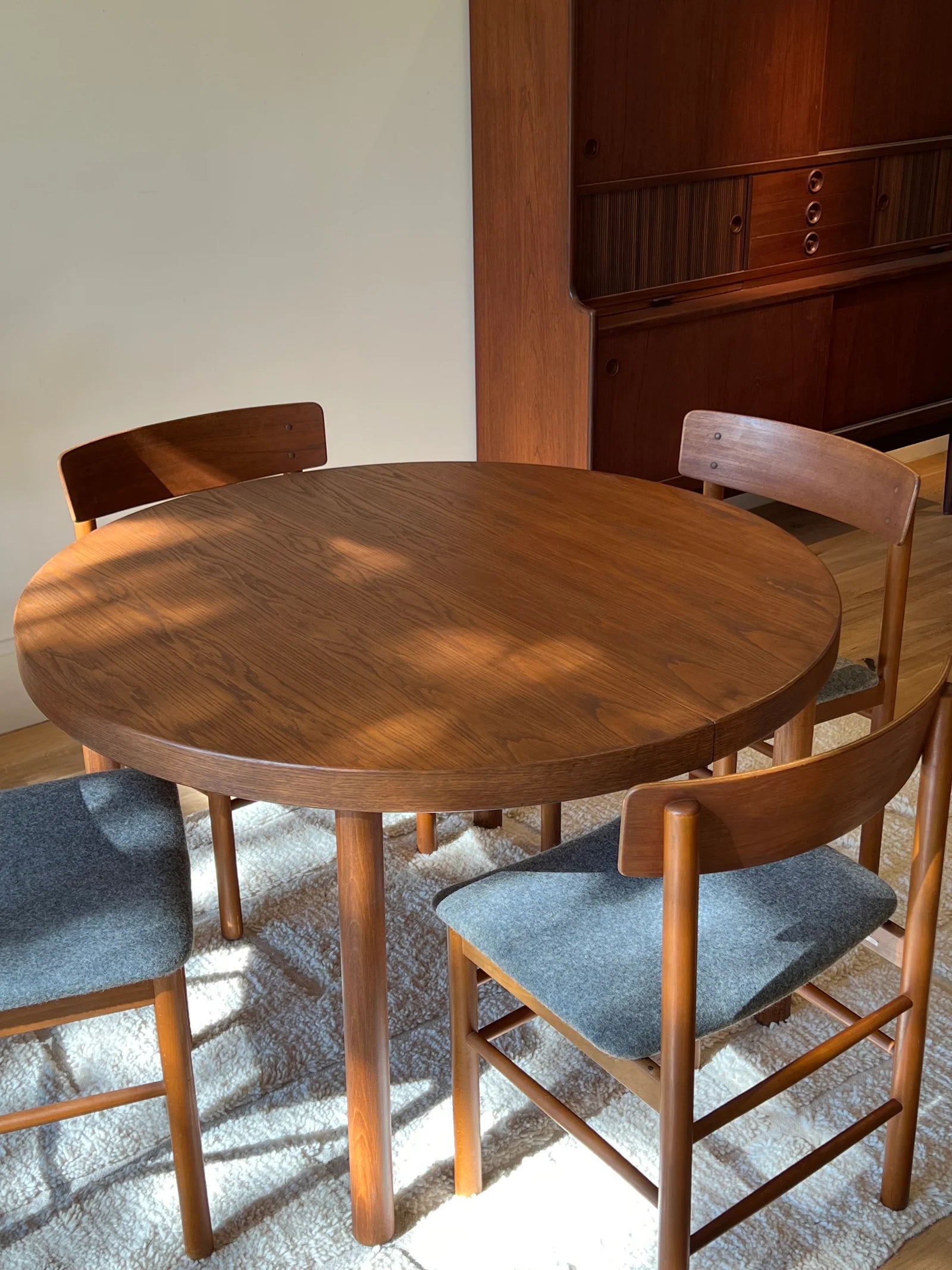 Table ronde de salle à manger extensible scandinave vintage en teck "Nilsa"