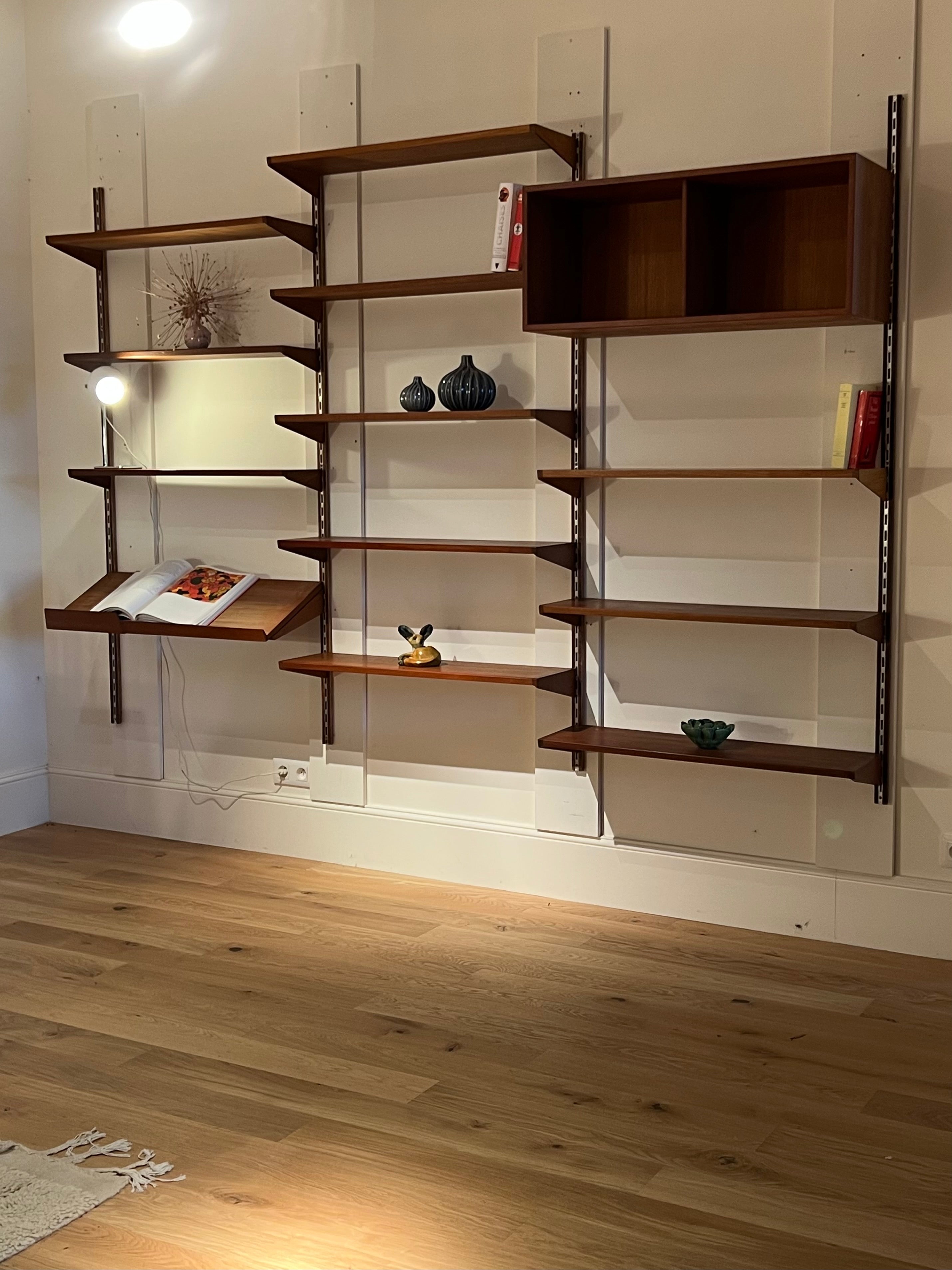 Bibliothèque suspendue scandinave vintage en teck du designer Kai Kristiansen pour FM Mobler