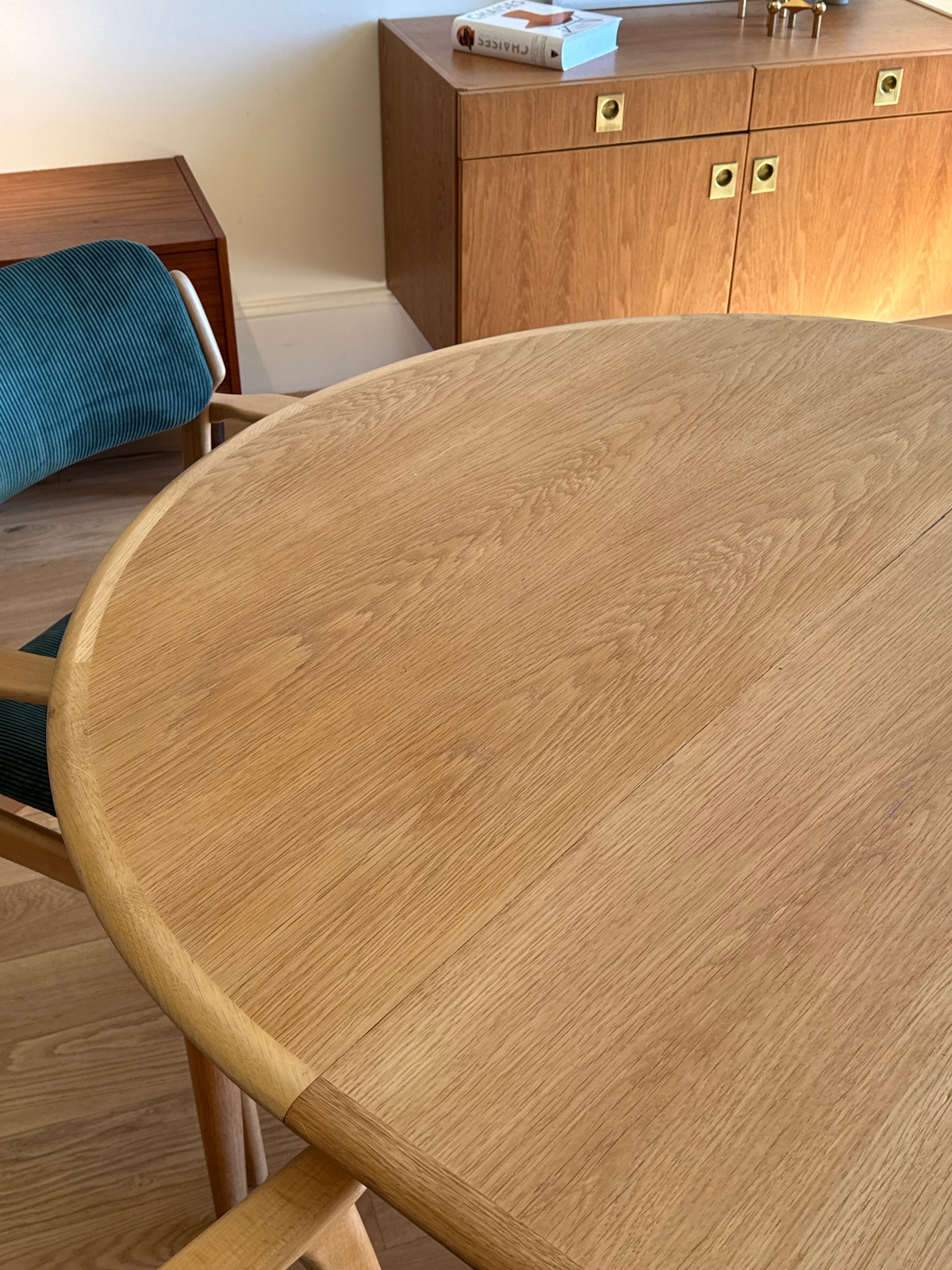 Table de salle à manger ronde en chêne clair "Ella"