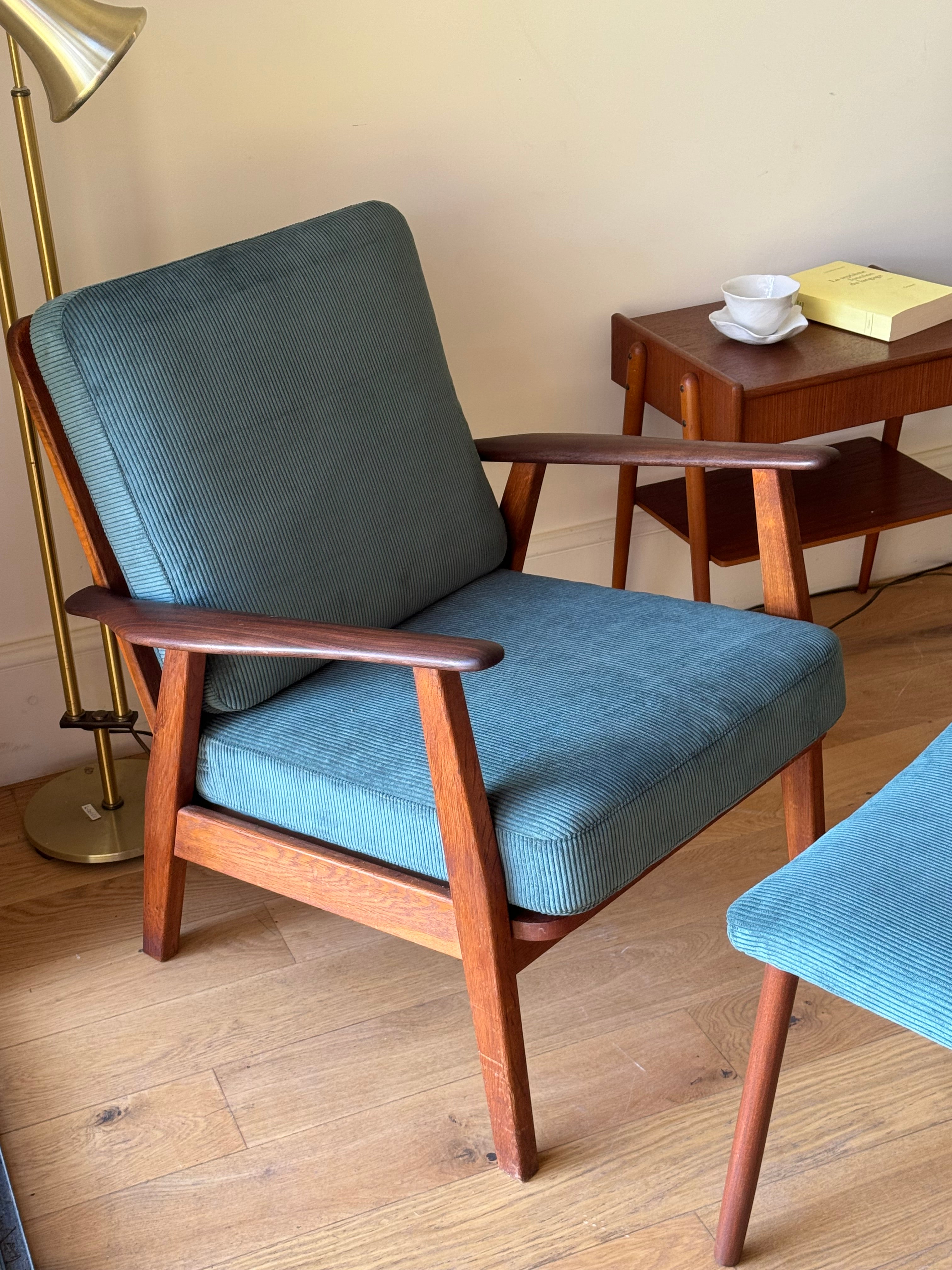 Fauteuil scandinave vintage en teck et velours petites côtes bleu canard – "Eirik"