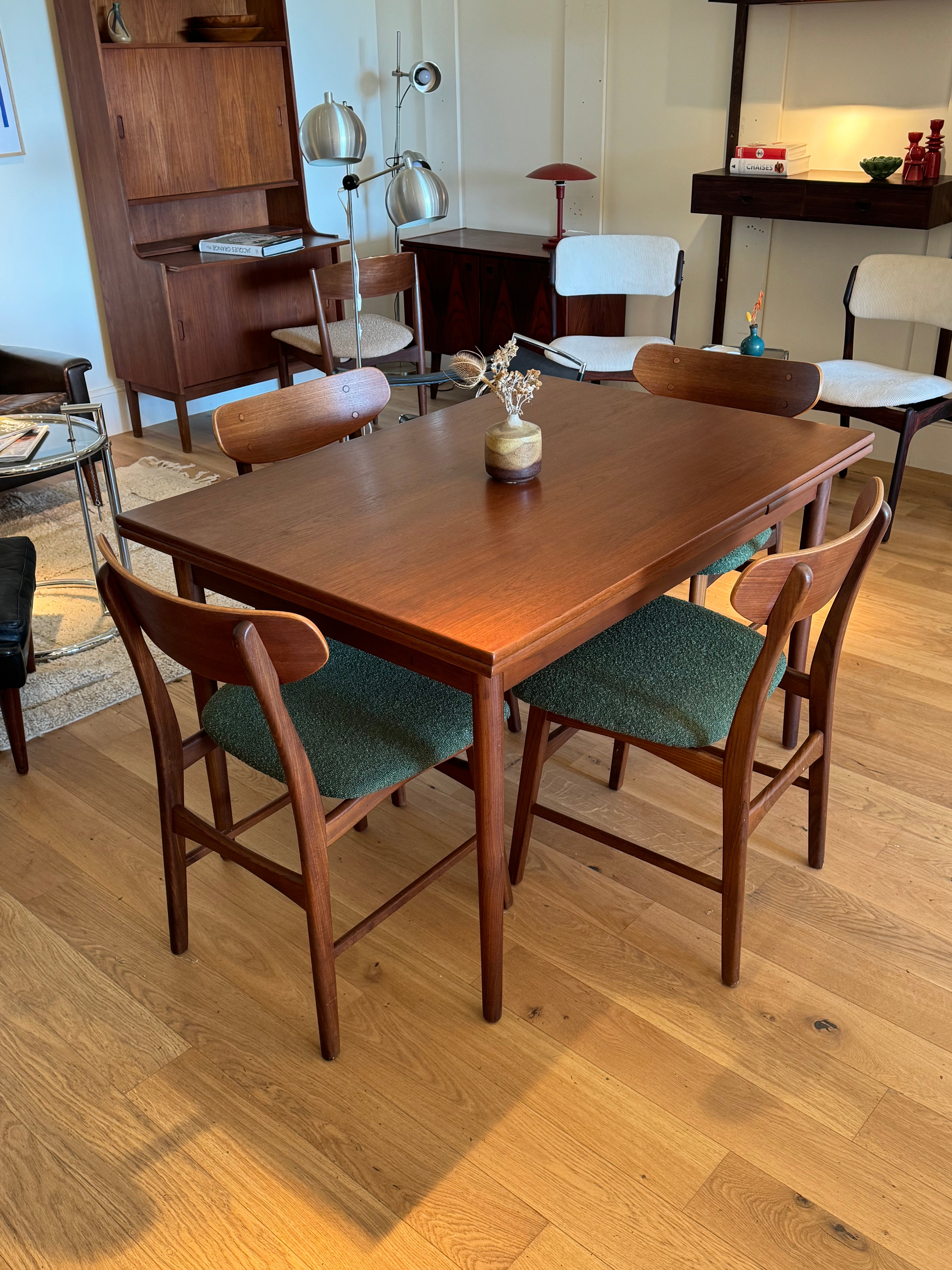 Suite de 4 chaises scandinaves en teck – Modèle « Vagn » – Années 60