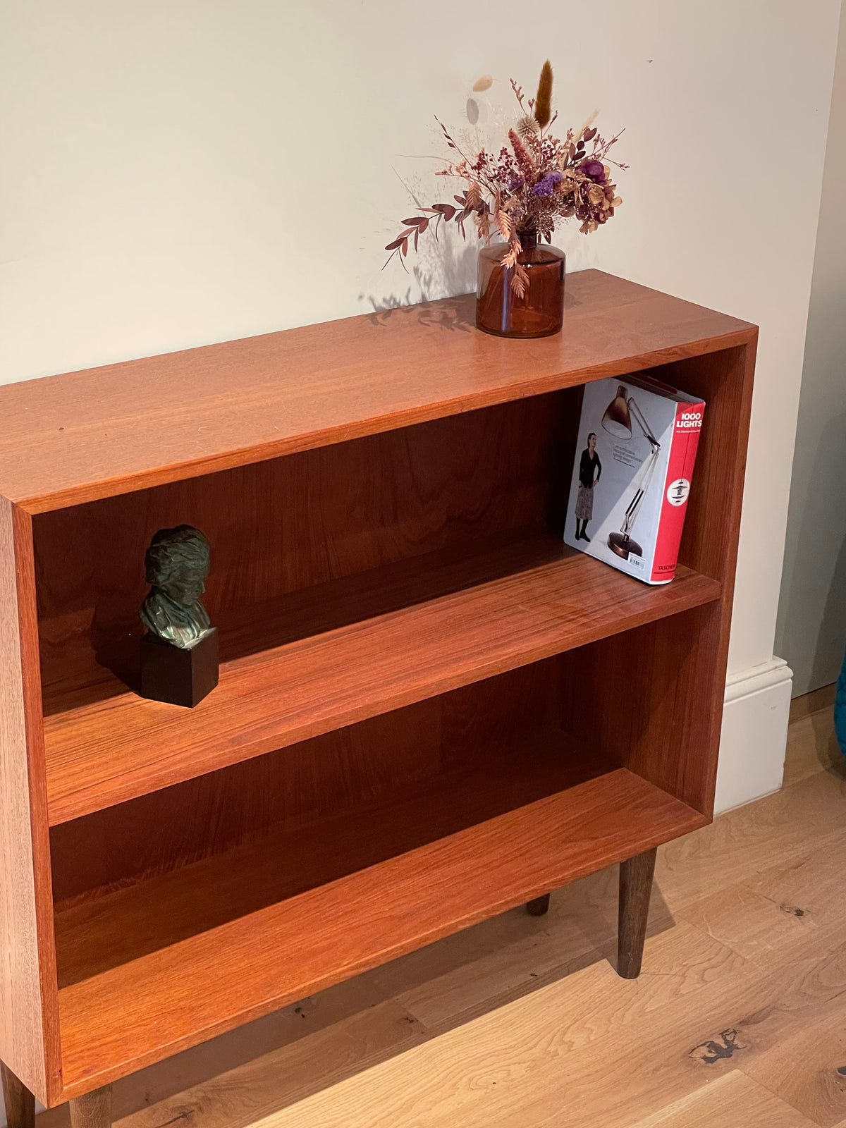 Bibliothèque basse scandinave vintage en teck « Sigrid »