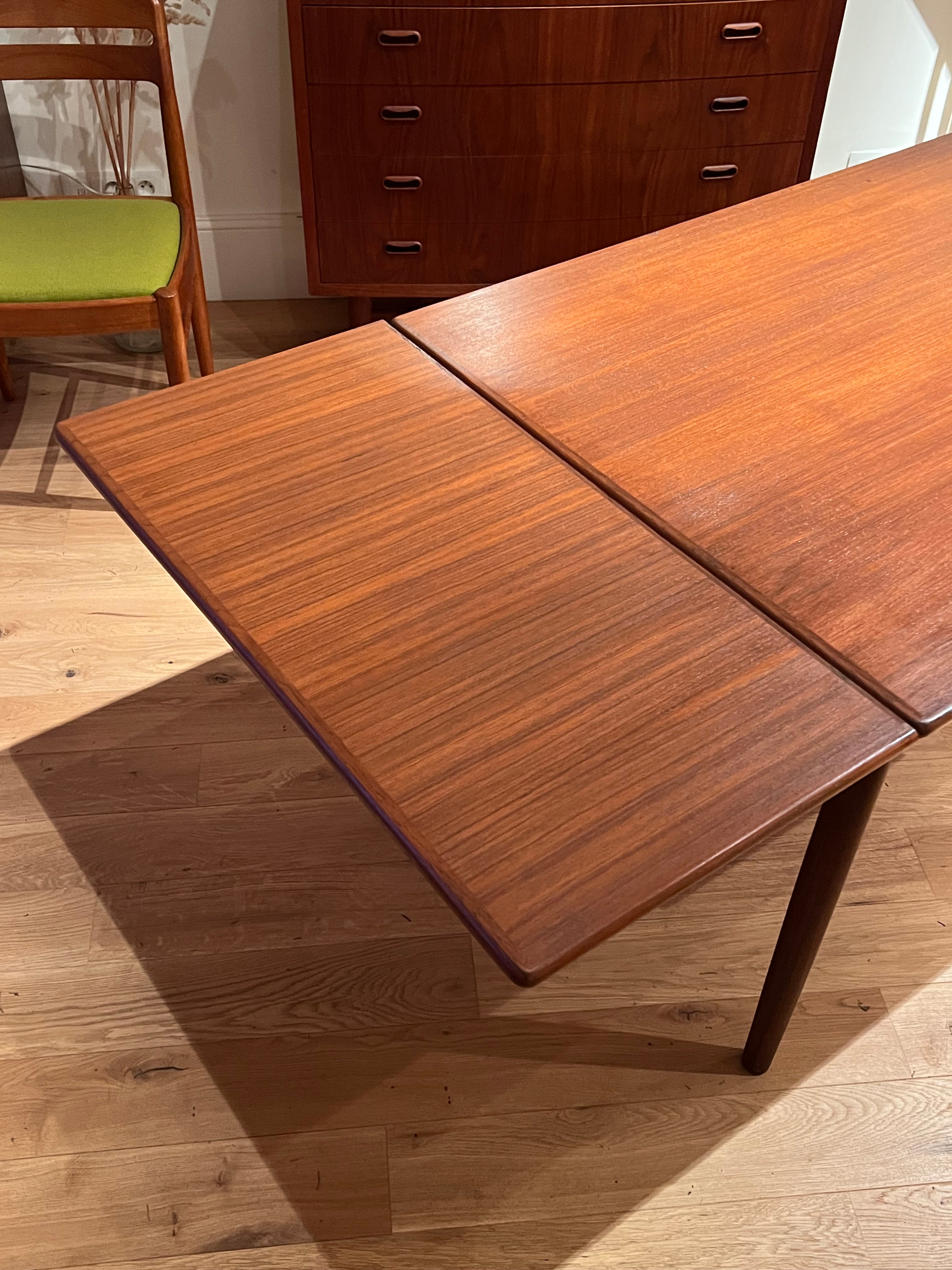 Table de salle à manger scandinave vintage en teck "Tilta"