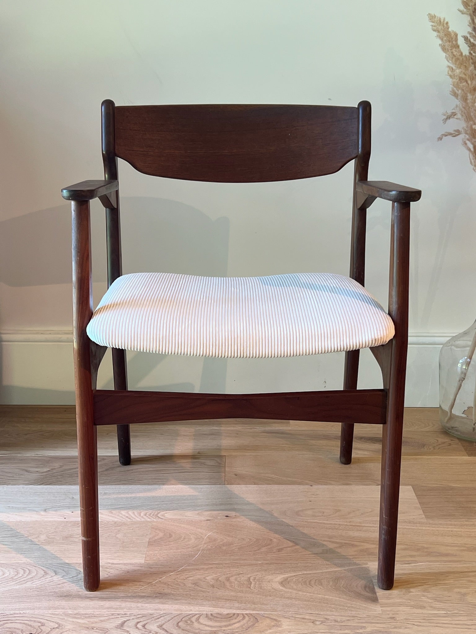 Fauteuil scandinave en teck et velour côtelé blanc "Hymir" , années 60
