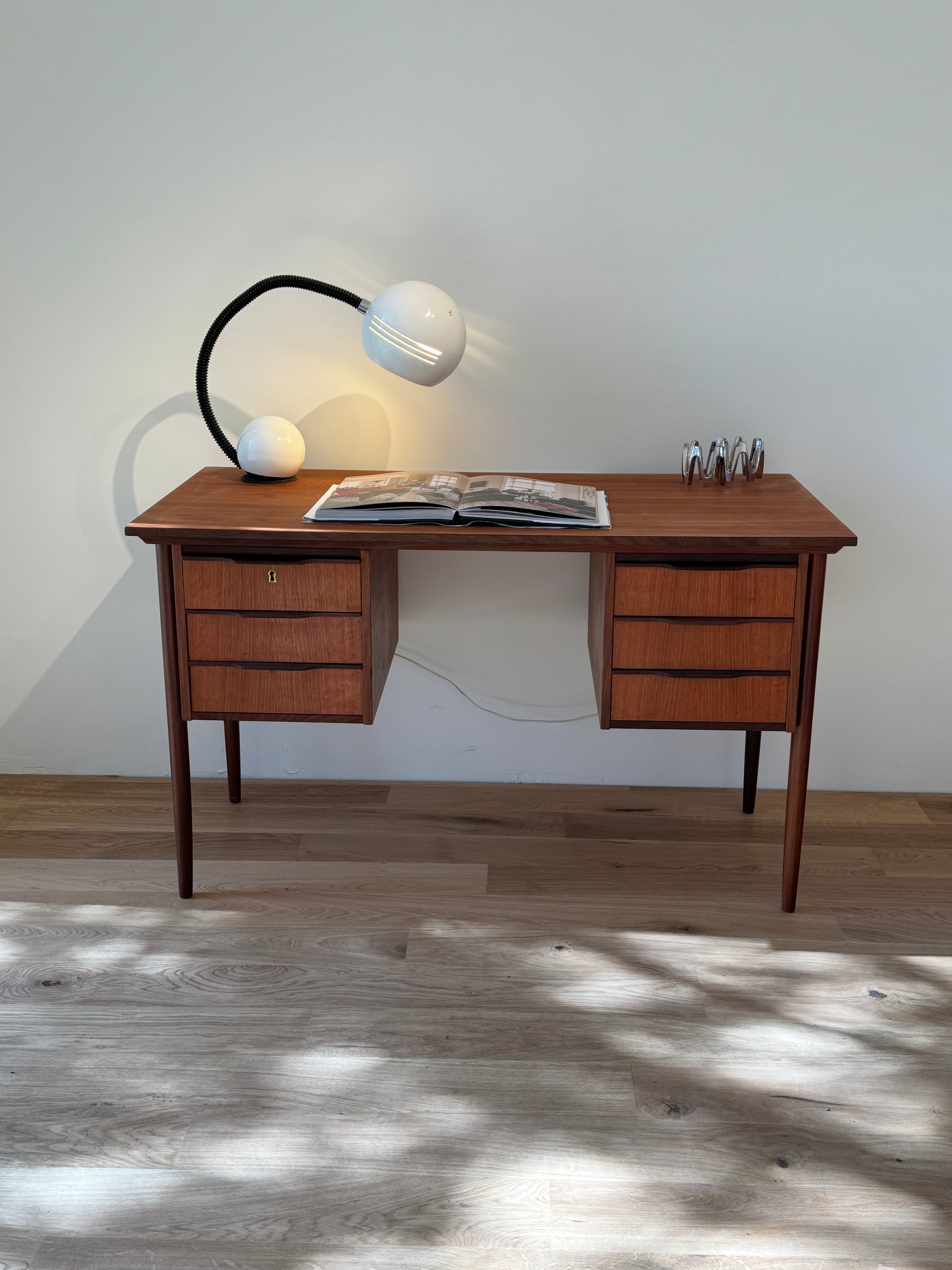 Bureau scandinave vintage en teck « Dagmar »