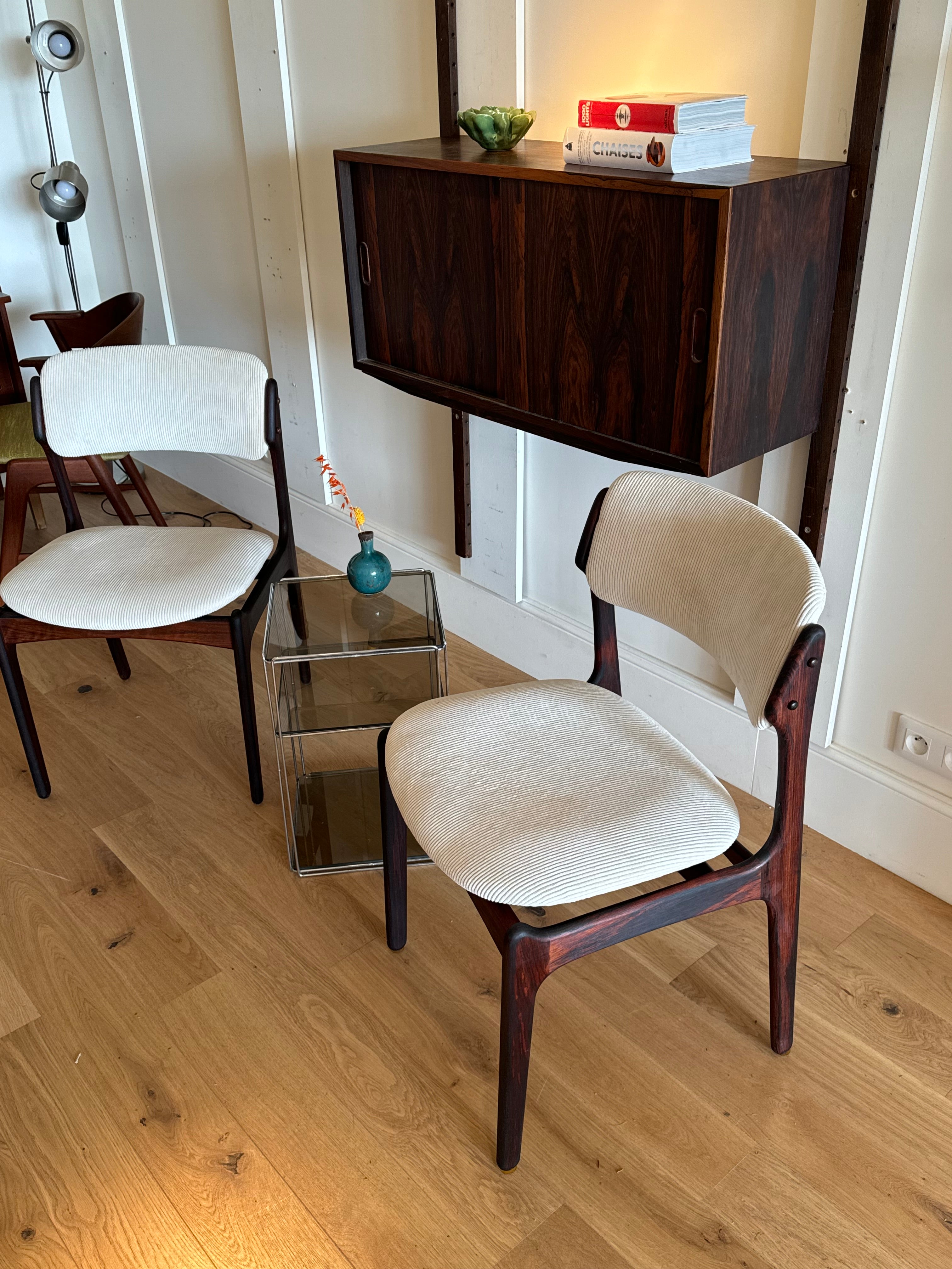 Paire de chaises scandinaves vintage Erik Buch modèle 49 en velours crème
