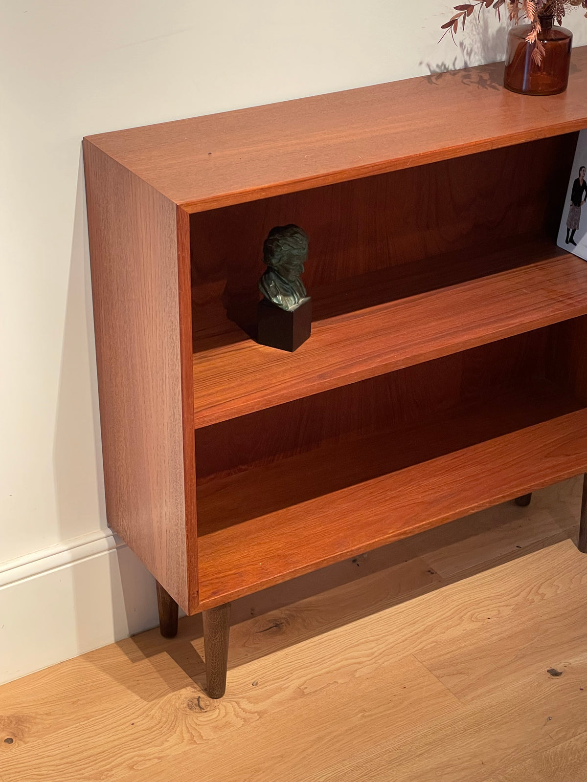 Bibliothèque basse scandinave vintage en teck « Sigrid »