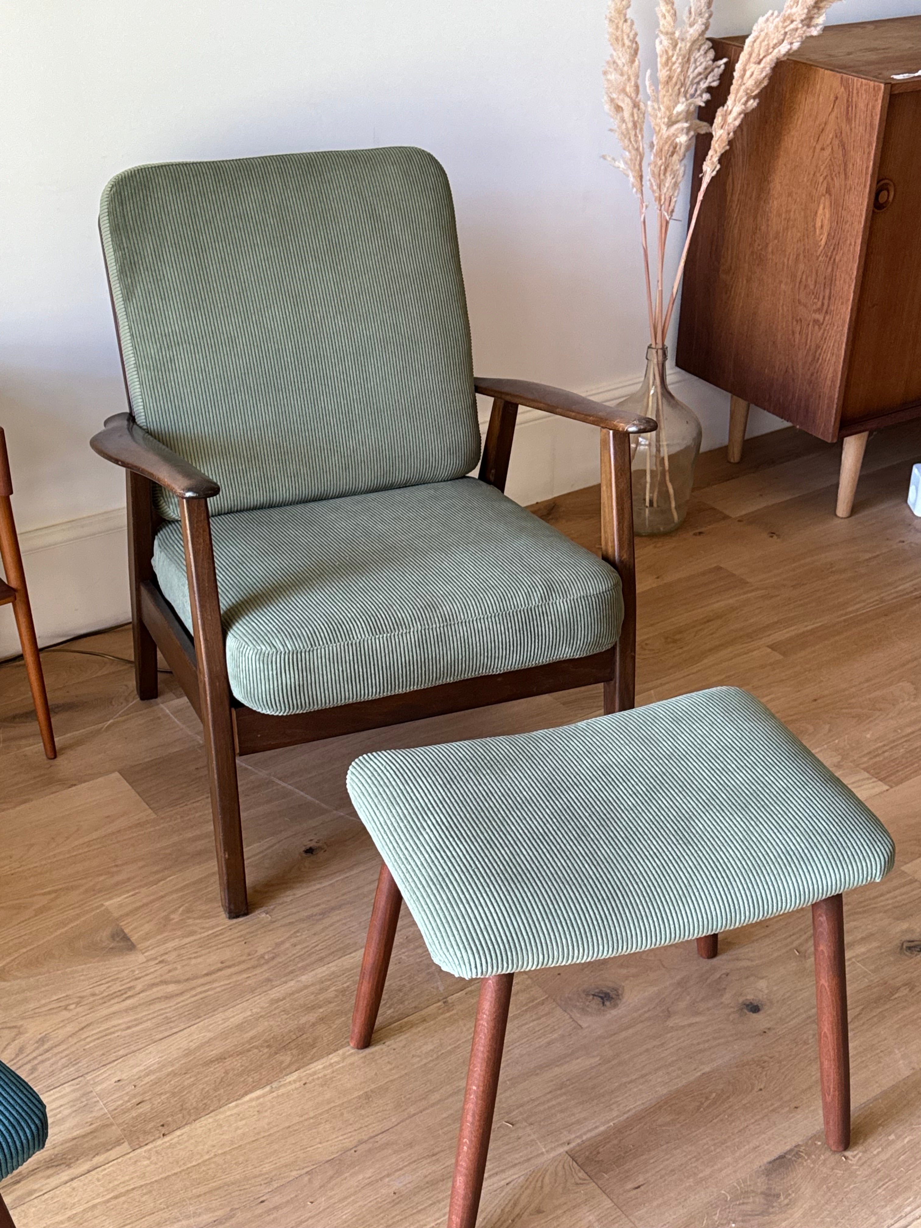 Fauteuil scandinave vintage en teck et velours petites côtes vert – "Alrik"
