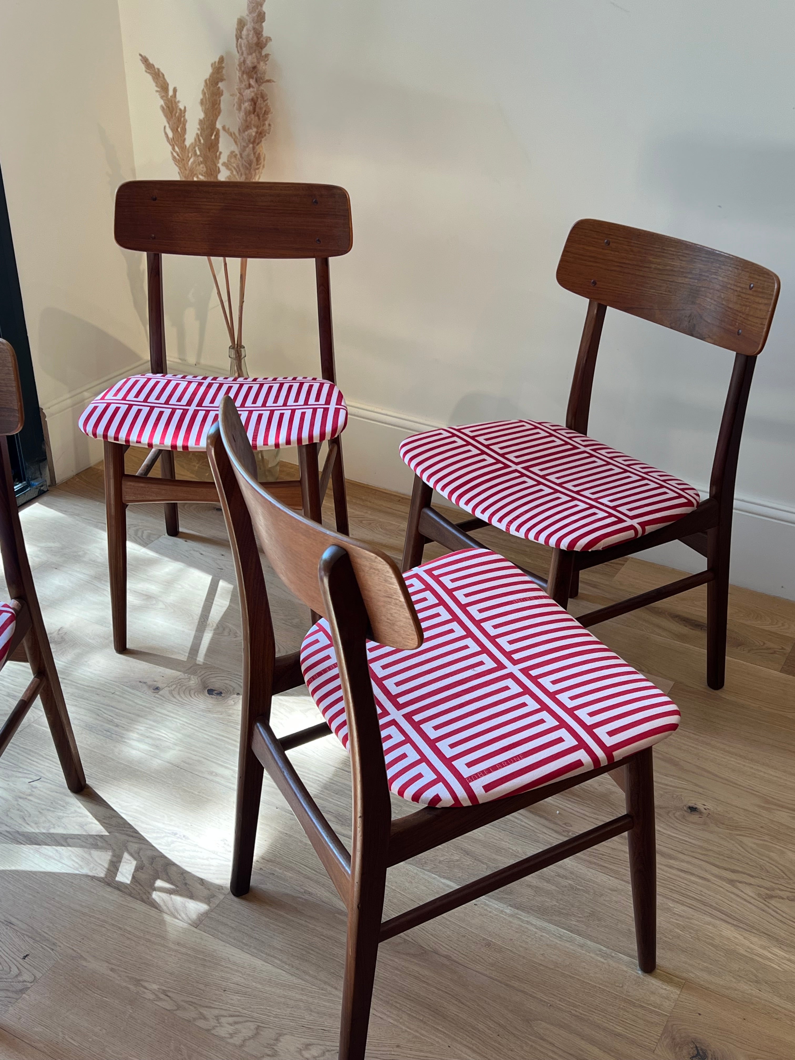 Suite de 4 chaises scandinaves « Willow » – Tissu Babel Brune
